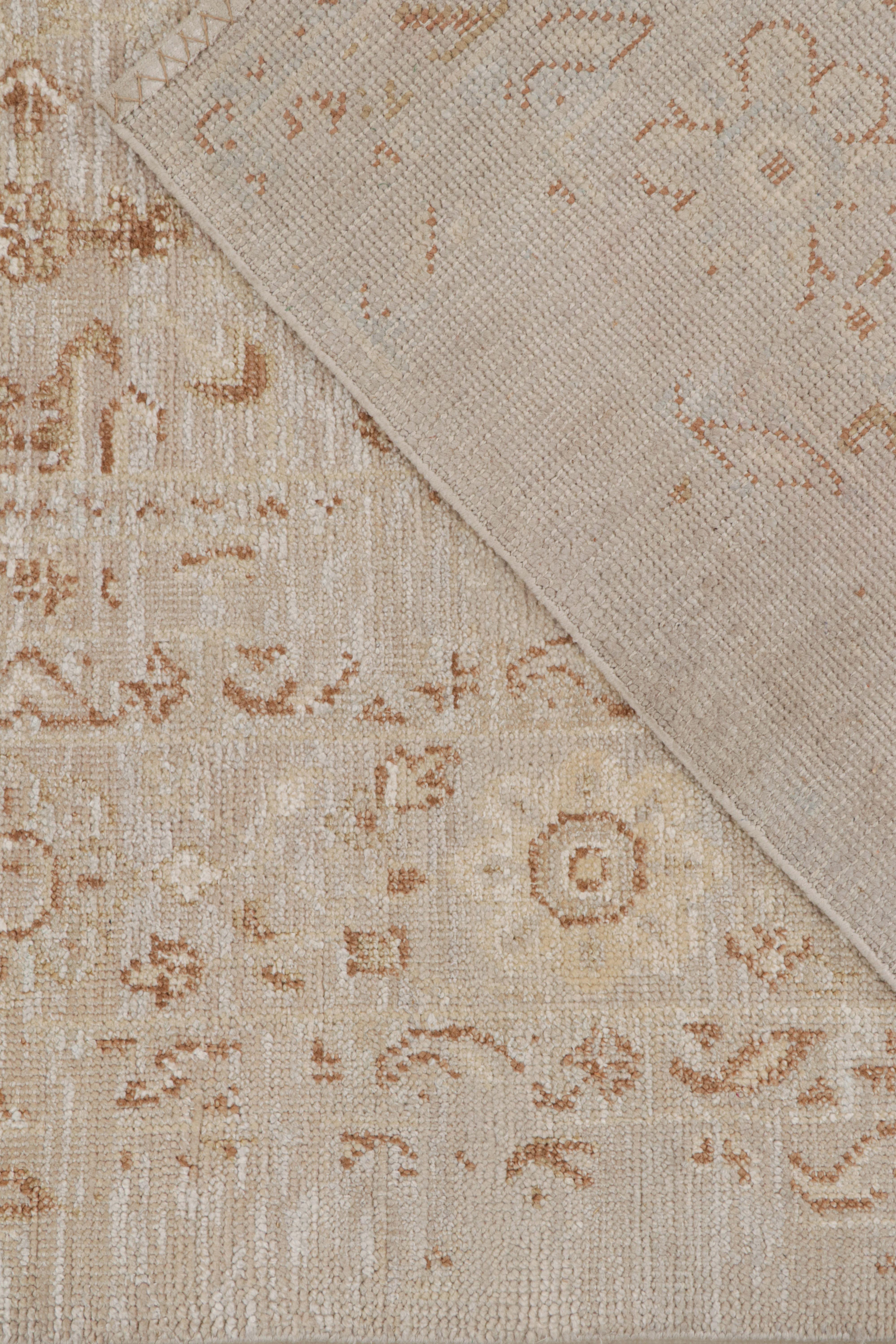 Laine Rug & Kilim's Oushak Style Rug in Beige-Brown Geometric Patterns (tapis de style Oushak à motifs géométriques beige et marron) en vente