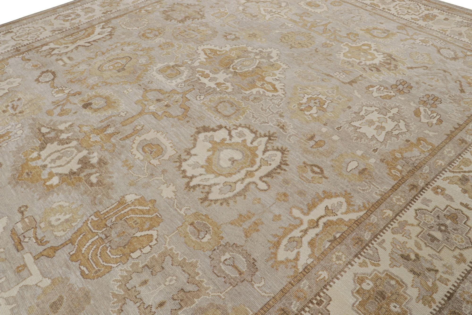 Rug & Kilim's Oushak Style Teppich in Beige-Braun & Gold mit Blumenmuster (Handgeknüpft) im Angebot