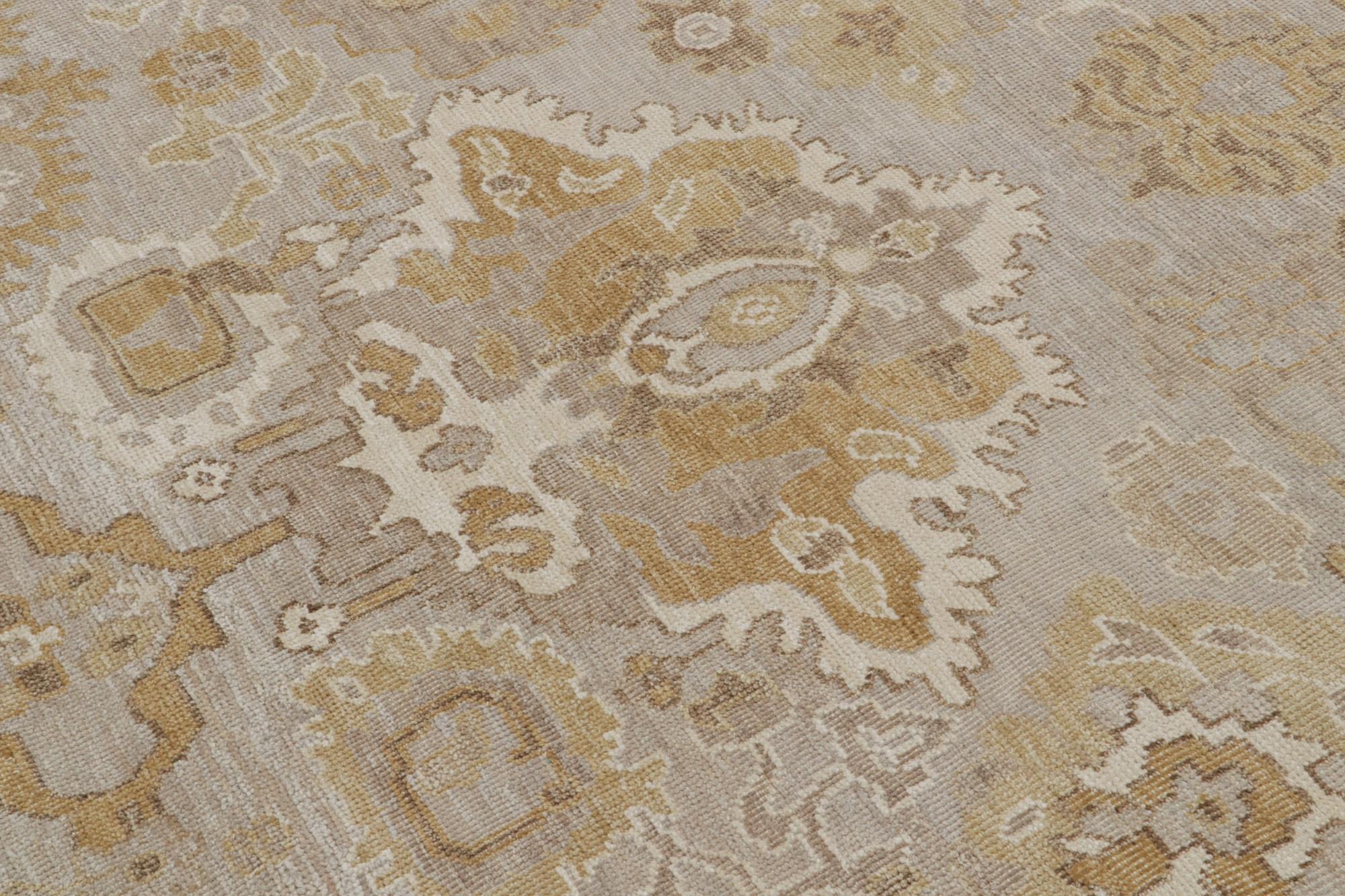 Rug & Kilim's Oushak Style Teppich in Beige-Braun & Gold mit Blumenmuster (21. Jahrhundert und zeitgenössisch) im Angebot