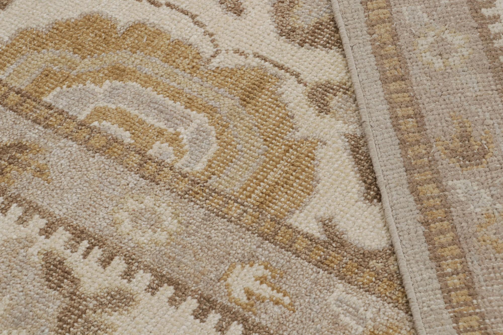 Rug & Kilim's Oushak Style Teppich in Beige-Braun & Gold mit Blumenmuster (Wolle) im Angebot