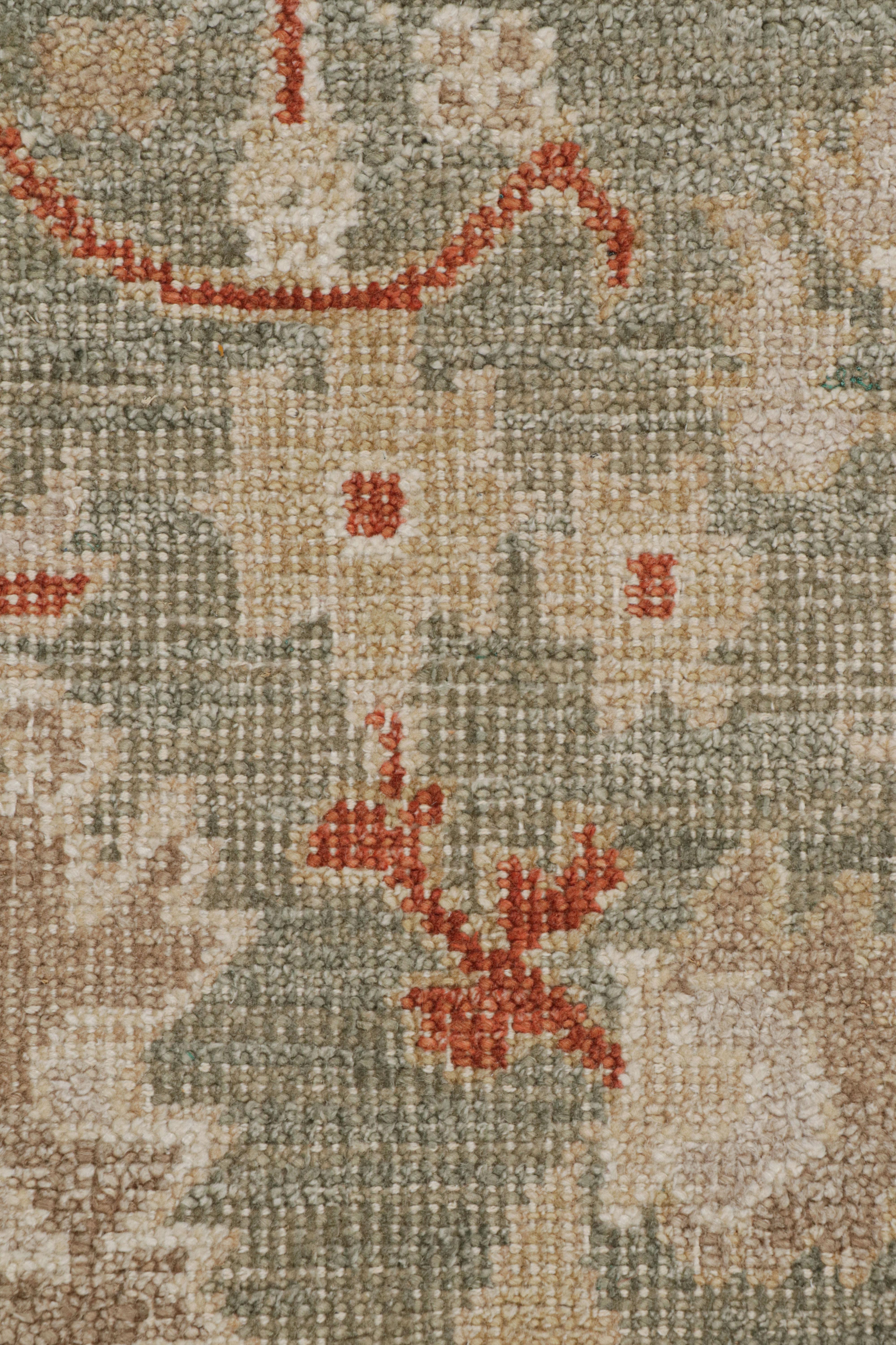 XXI secolo e contemporaneo Rug & Kilim - Tappeto in stile Oushak in beige-marrone con motivi floreali verdi in vendita