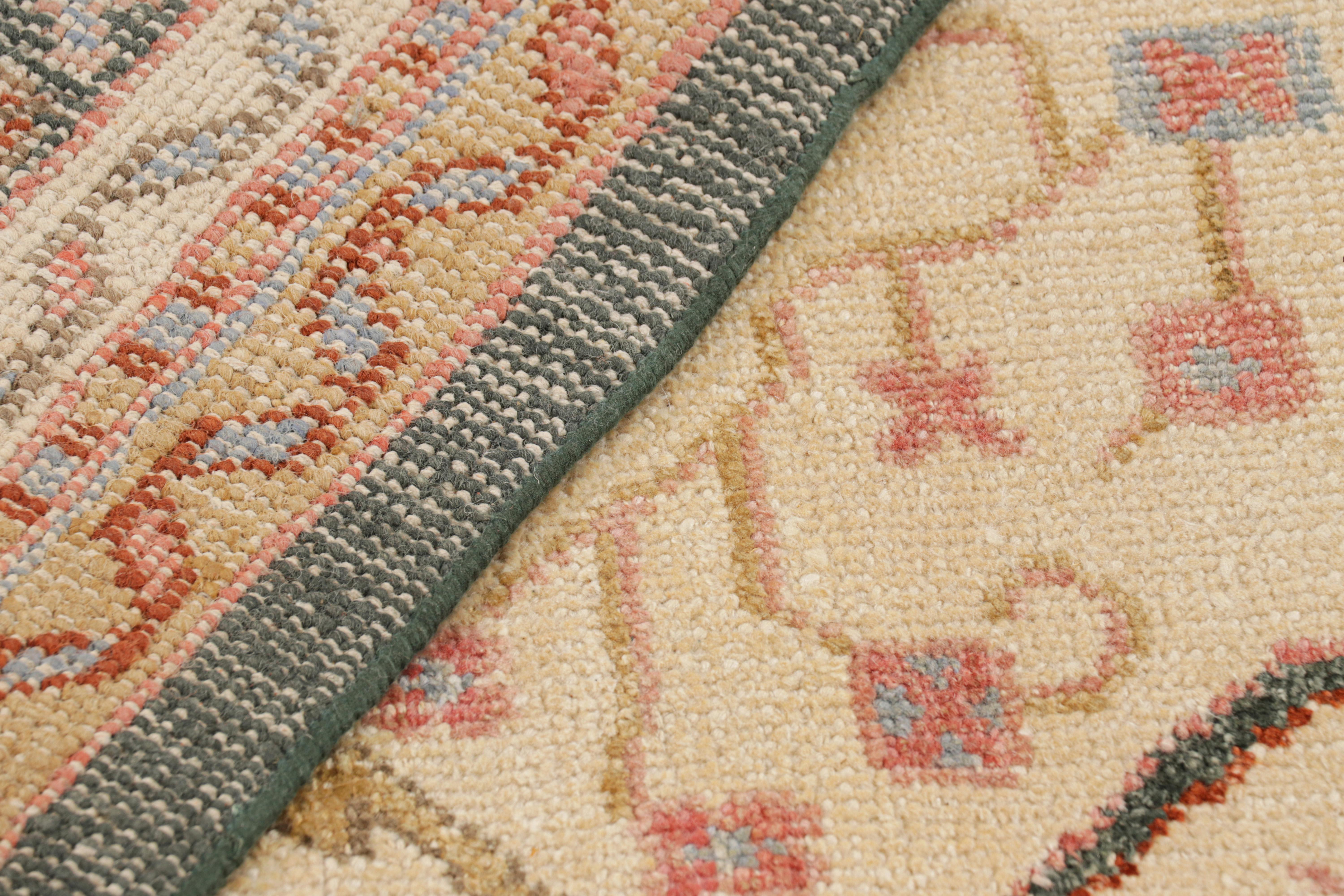 Rug & Kilim's Oushak Style Teppich in Beige-Braun mit bunten Blumenmustern (Wolle) im Angebot