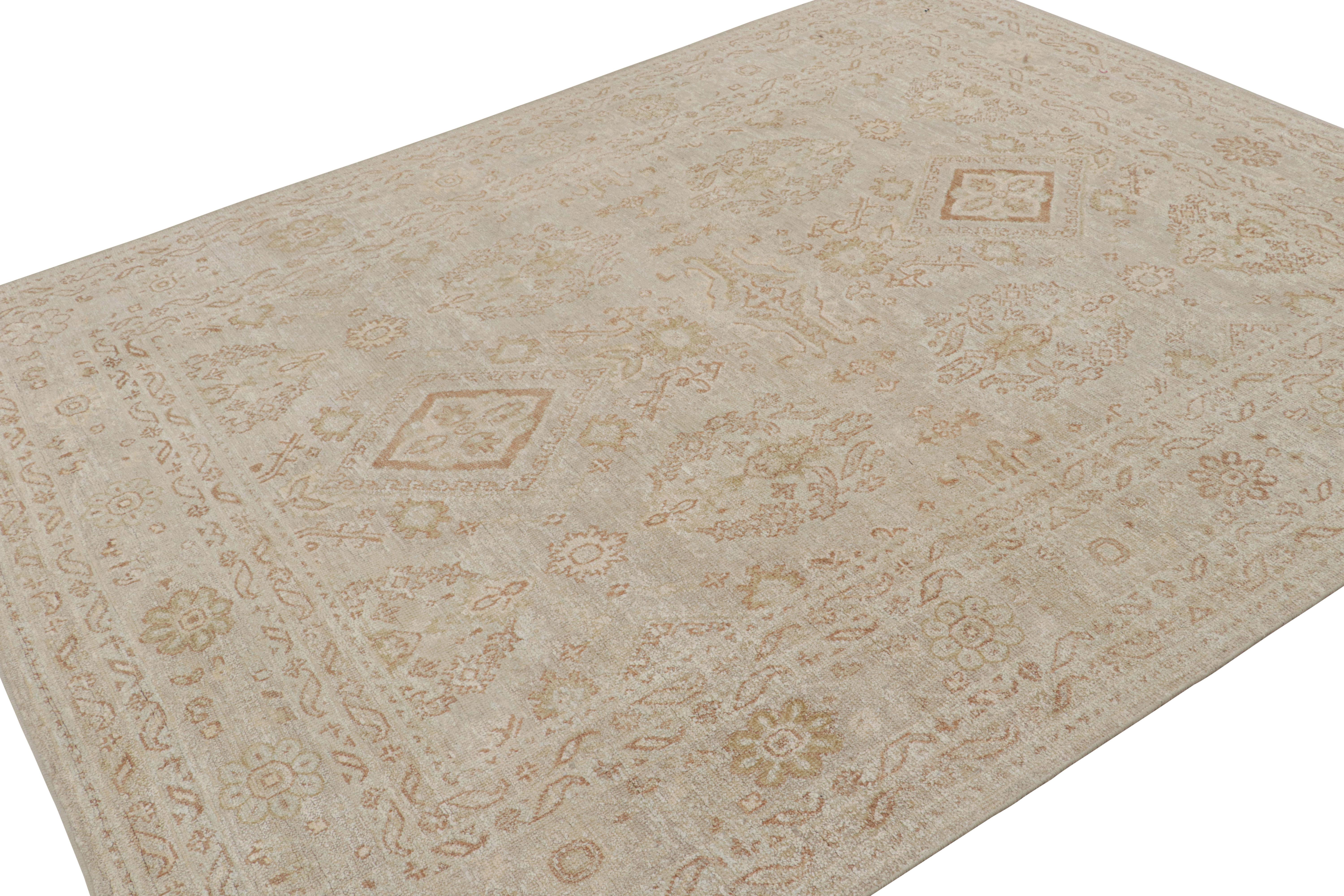 Anudada a mano en lana y seda, esta alfombra de 8x10 pertenece a la colección Modern Classics de Rug & Kilim. 

Sobre el diseño: 

Los entendidos admirarán que esta alfombra está hecha con un nuevo hilo que Josh Nazmiyal está introduciendo, que