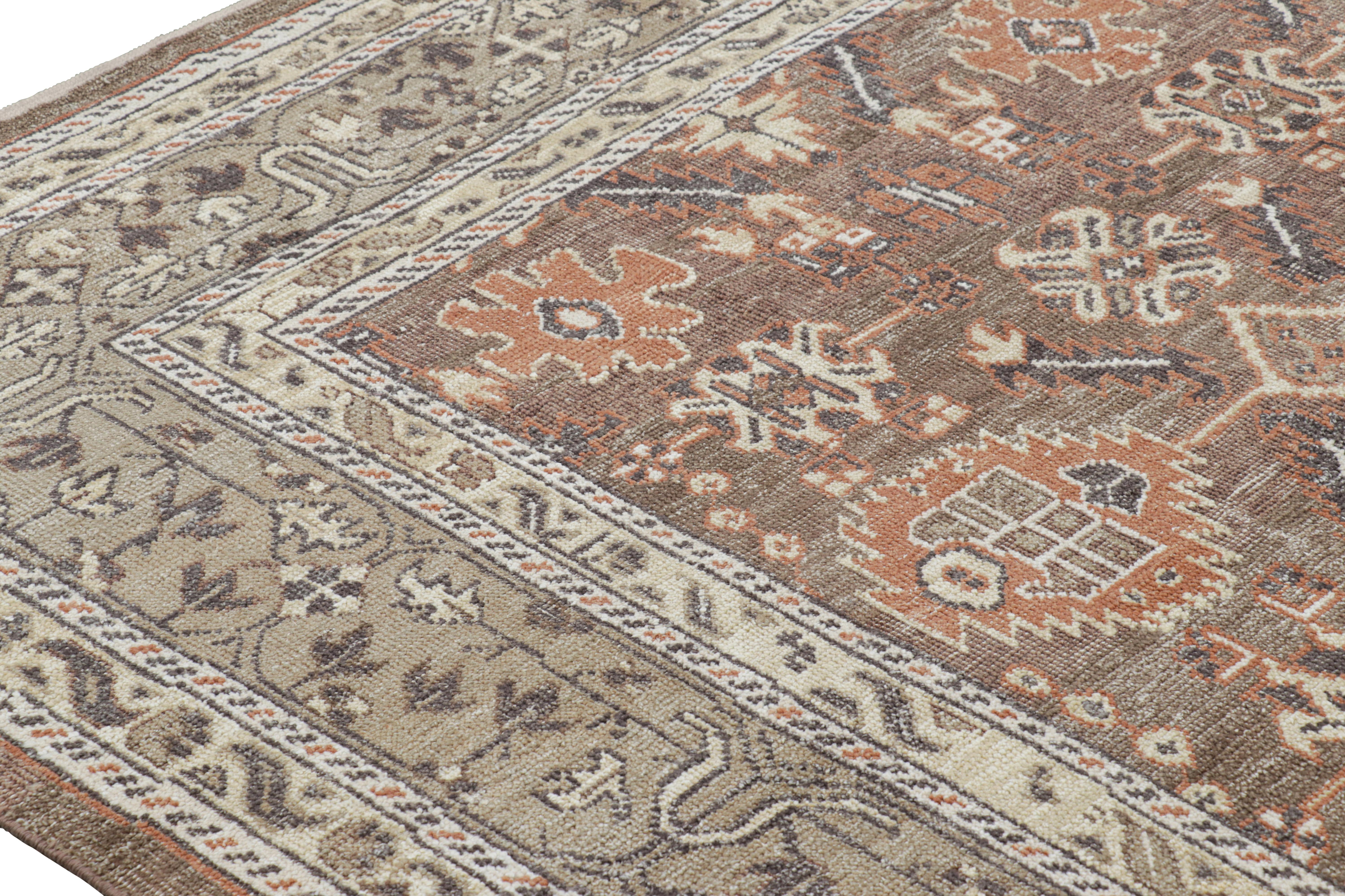 Alfombra de estilo Oushak de Rug & Kilim en beige-marrón con motivos florales Indio en venta