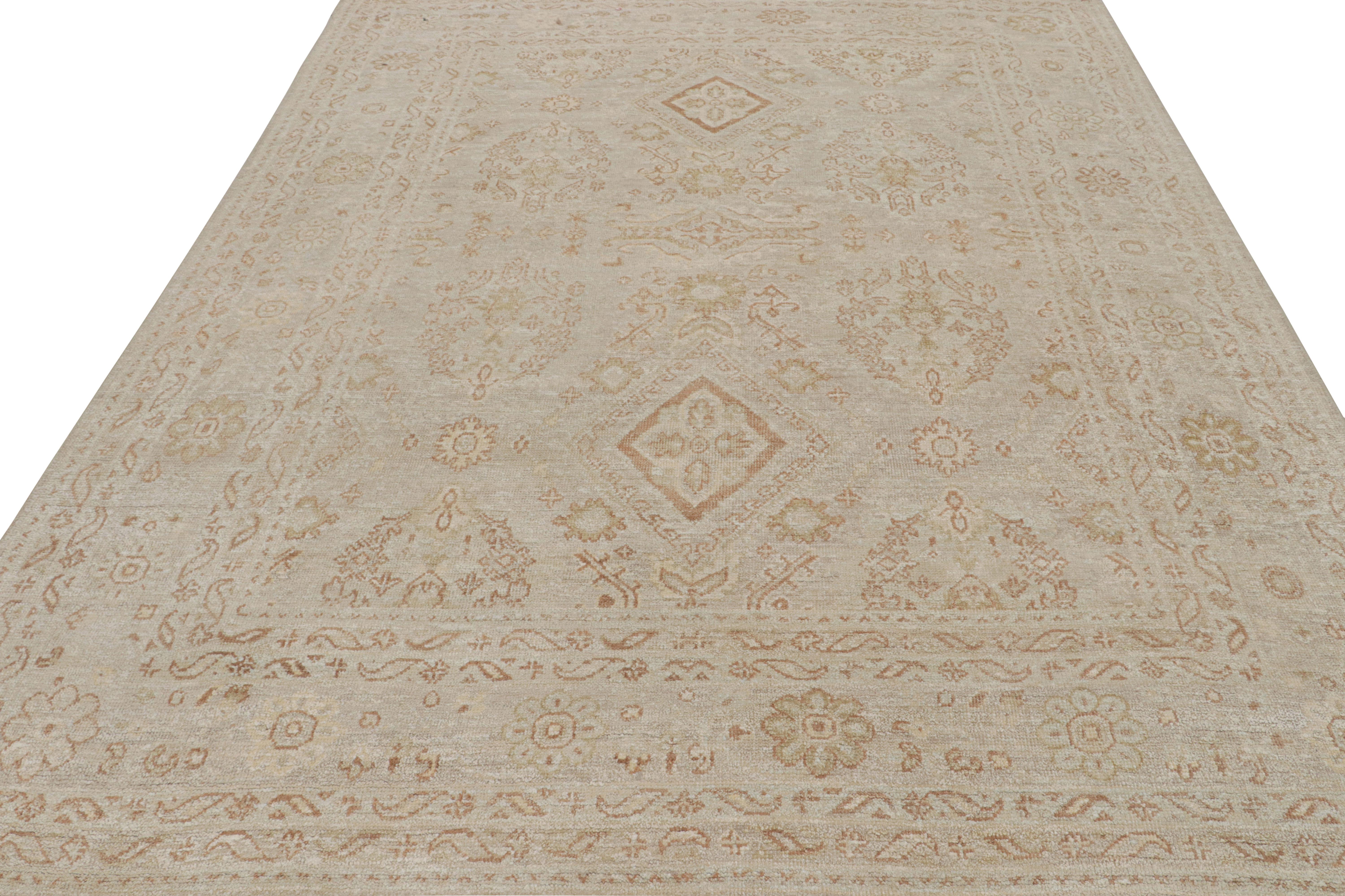 Alfombra de estilo Oushak de Rug & Kilim en beige-marrón con motivos florales Indio en venta