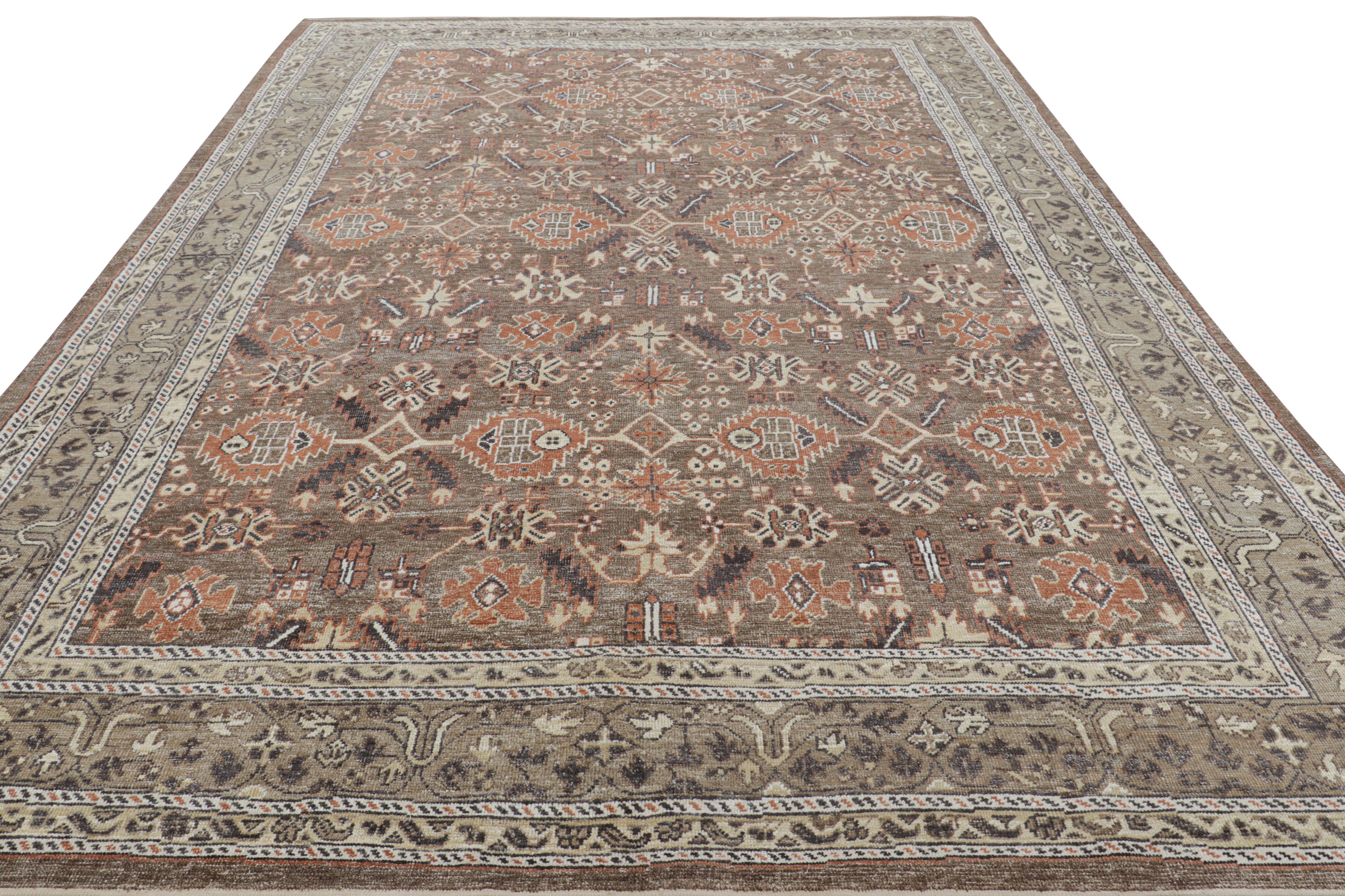 Alfombra de estilo Oushak de Rug & Kilim en beige-marrón con motivos florales Anudado a mano en venta