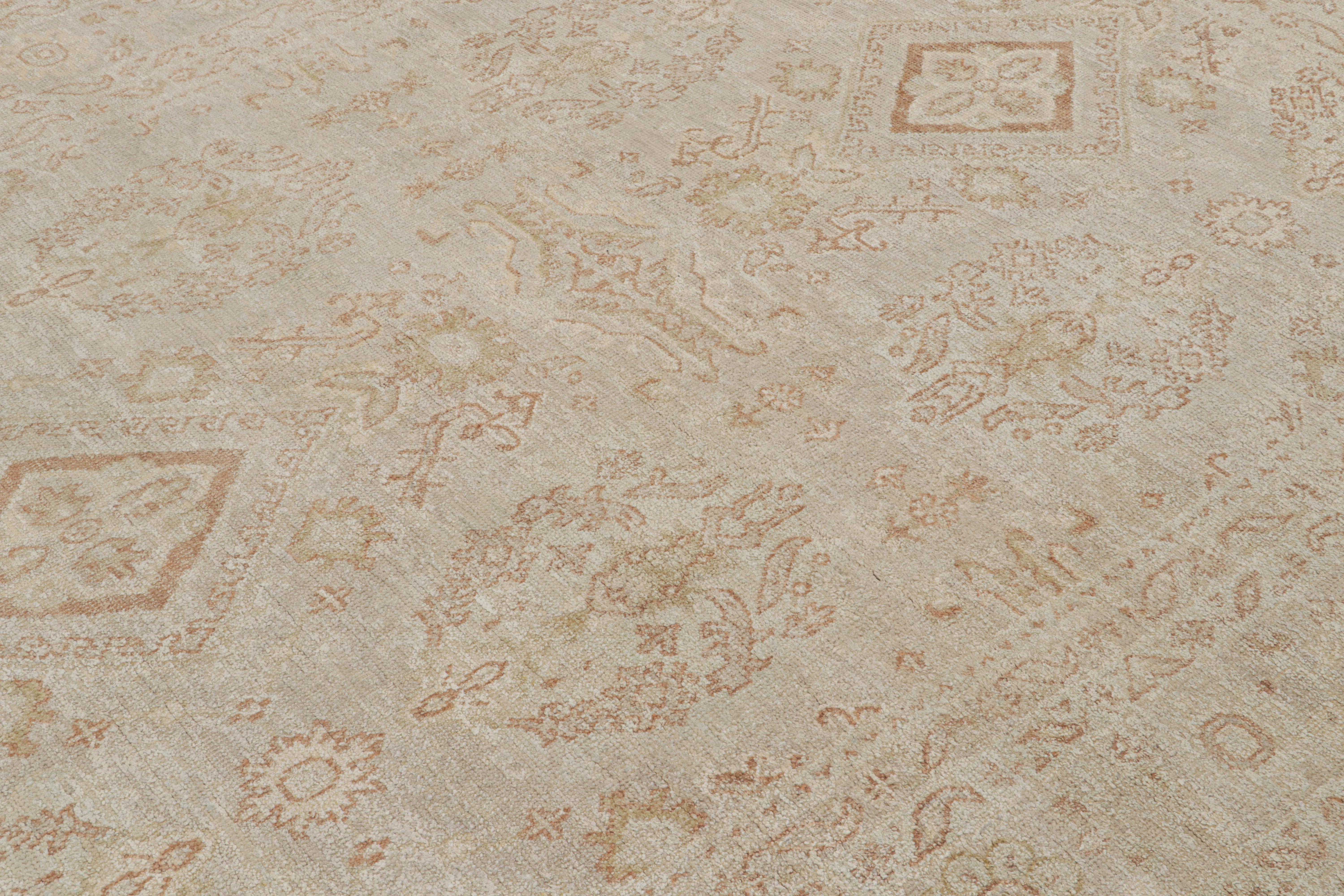 Alfombra de estilo Oushak de Rug & Kilim en beige-marrón con motivos florales Anudado a mano en venta