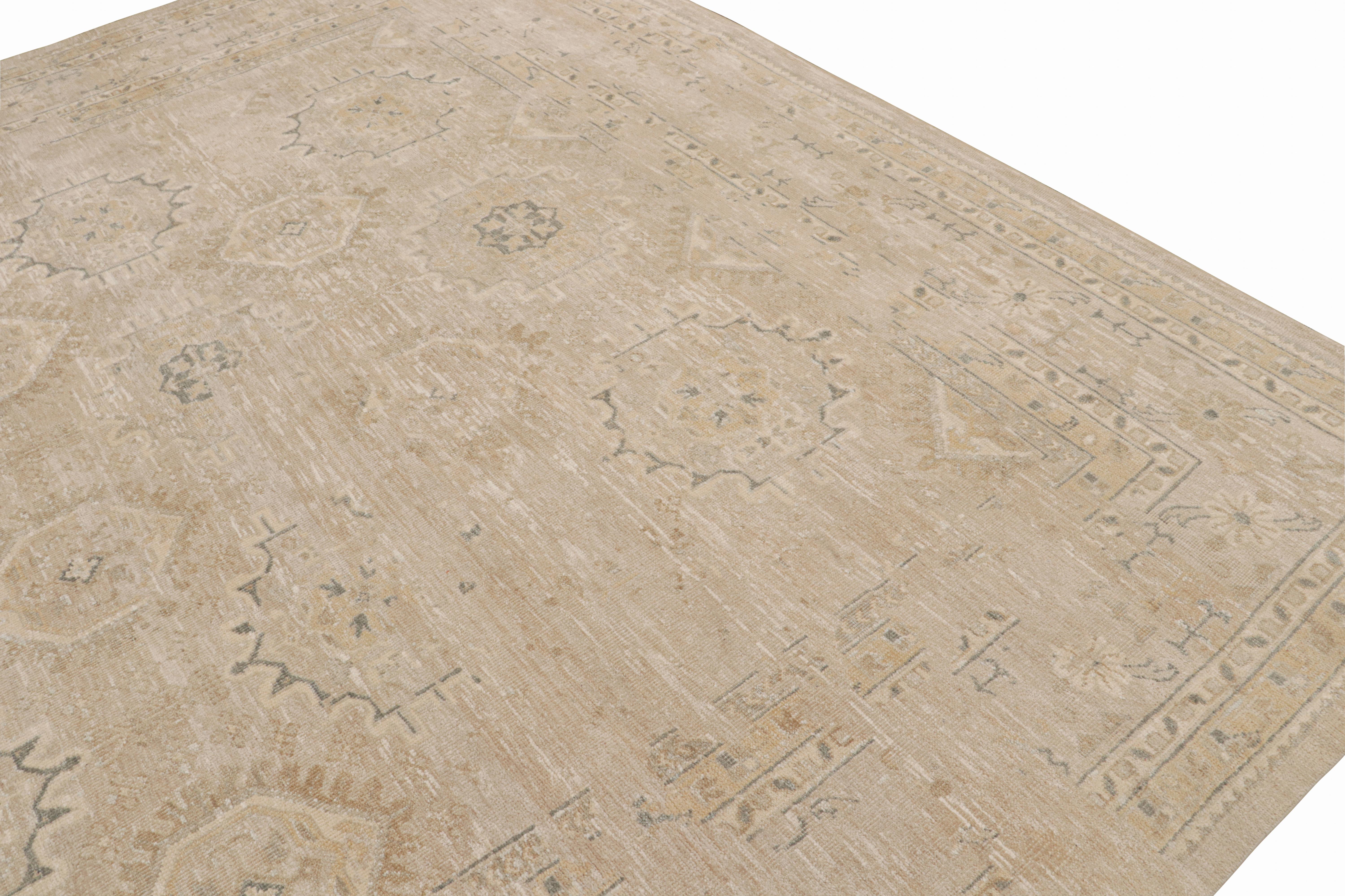 Rug & Kilim - Tappeto in stile Oushak in beige-marrone con motivi floreali In condizioni Nuovo in vendita a Long Island City, NY