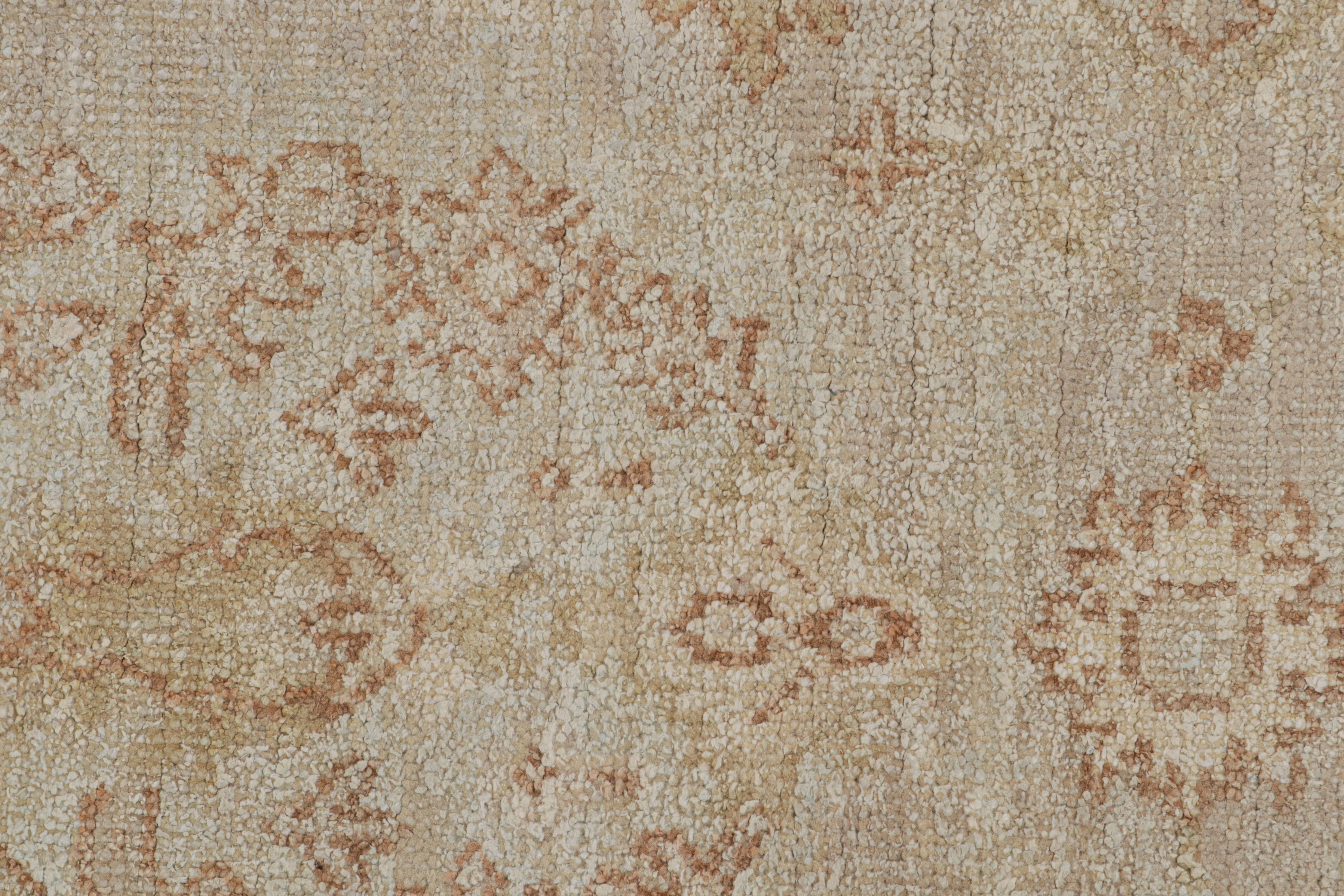 Alfombra de estilo Oushak de Rug & Kilim en beige-marrón con motivos florales Siglo XXI y contemporáneo en venta