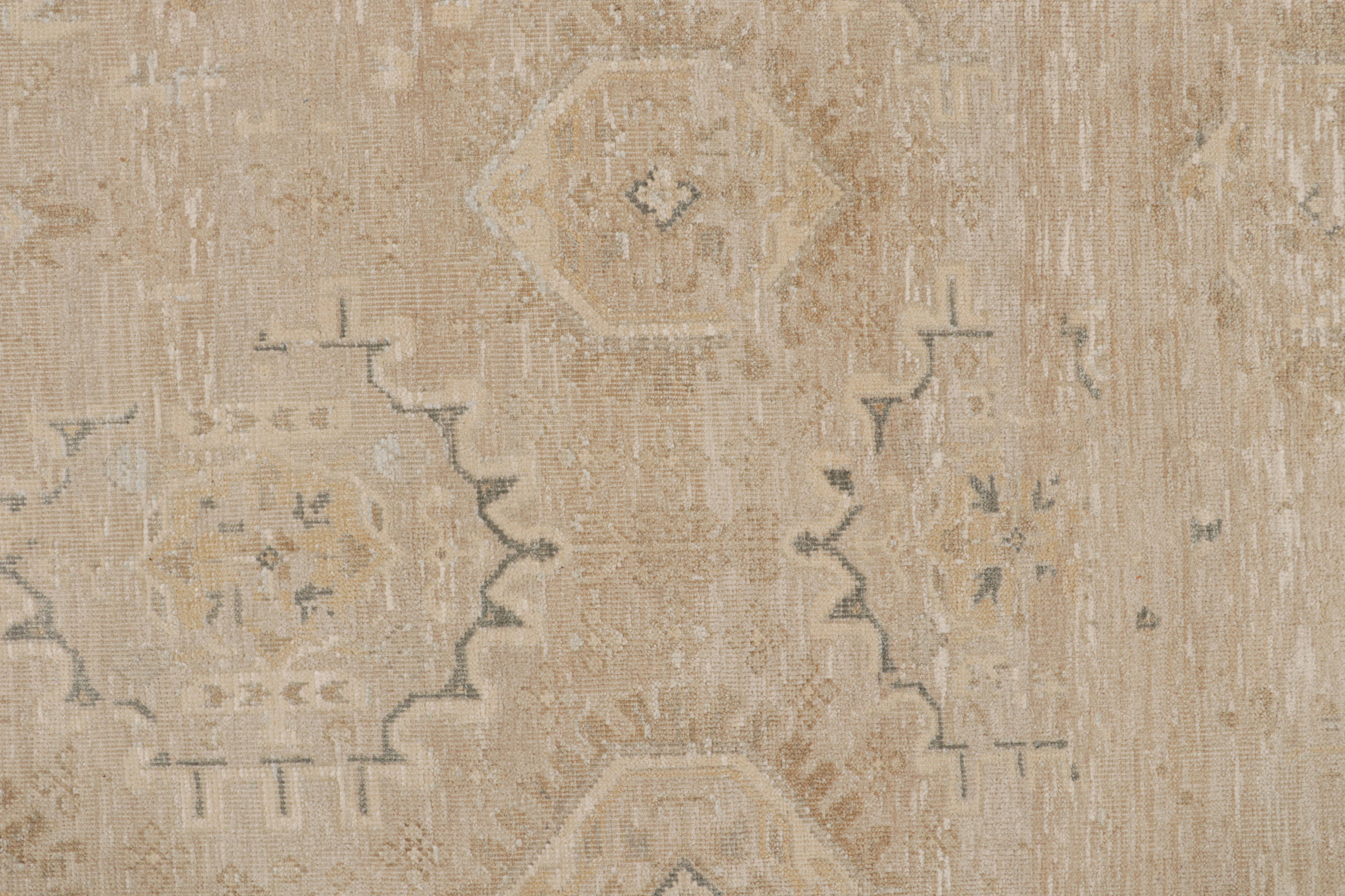 XXI secolo e contemporaneo Rug & Kilim - Tappeto in stile Oushak in beige-marrone con motivi floreali in vendita