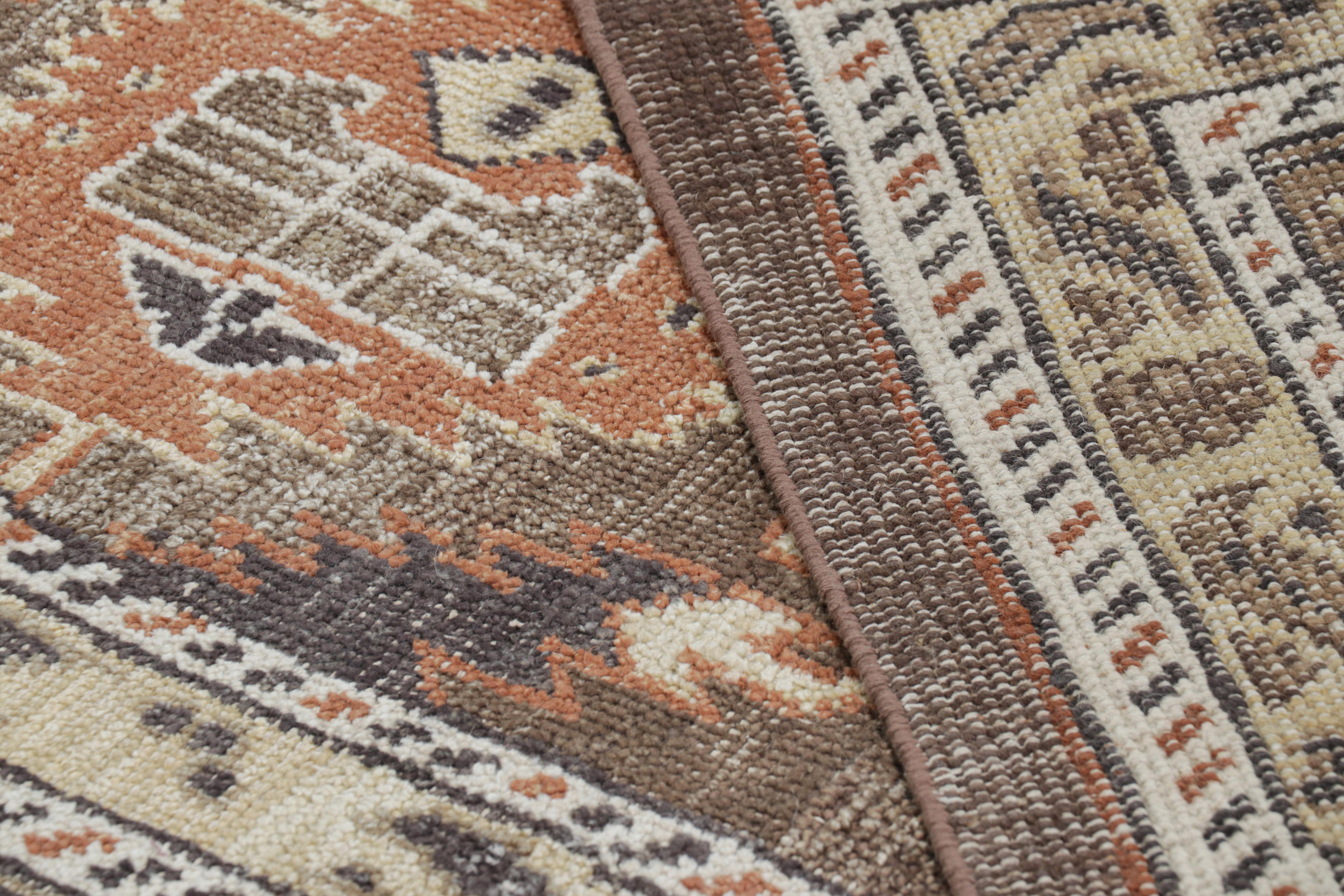 Alfombra de estilo Oushak de Rug & Kilim en beige-marrón con motivos florales Lana en venta