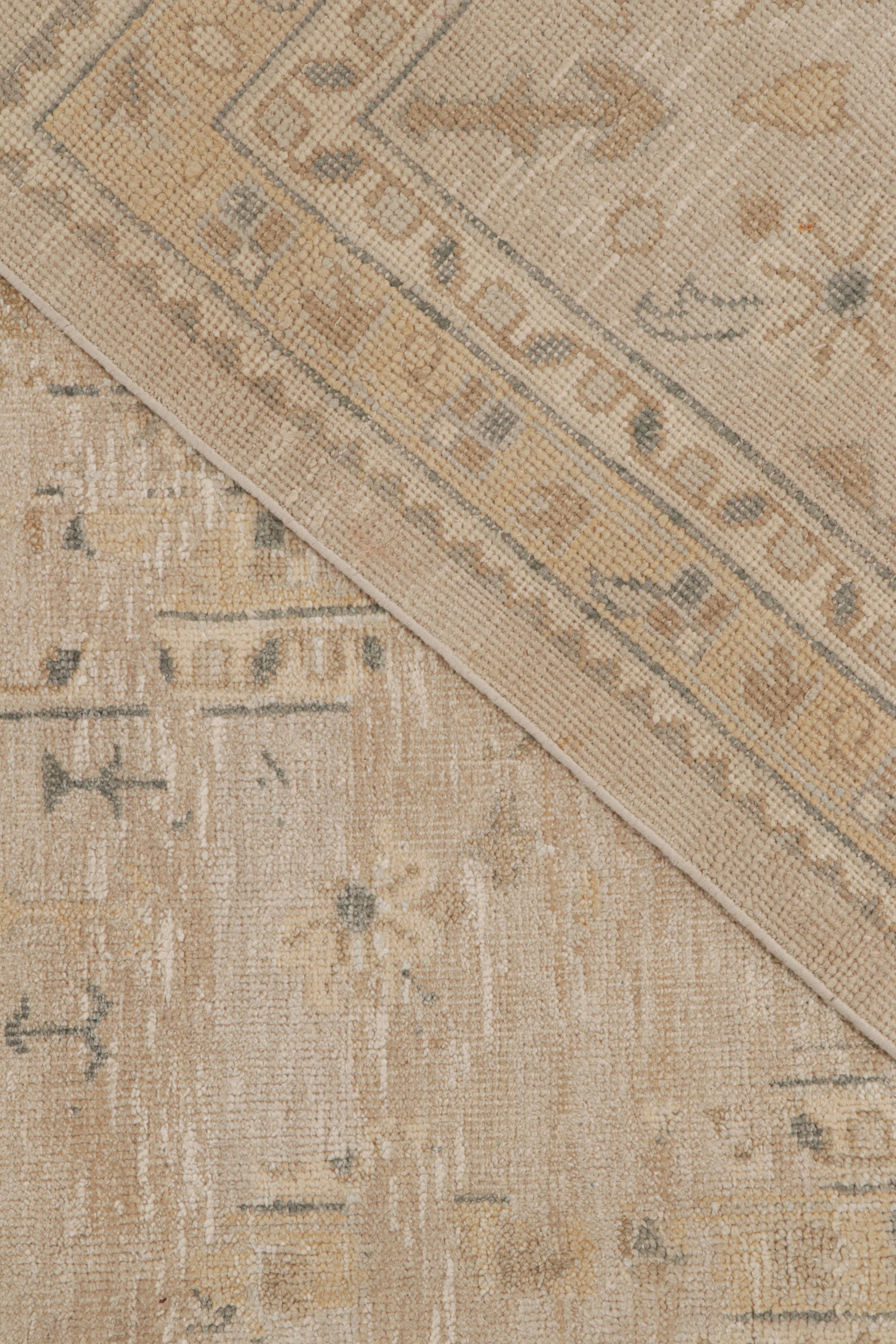 Seta Rug & Kilim - Tappeto in stile Oushak in beige-marrone con motivi floreali in vendita