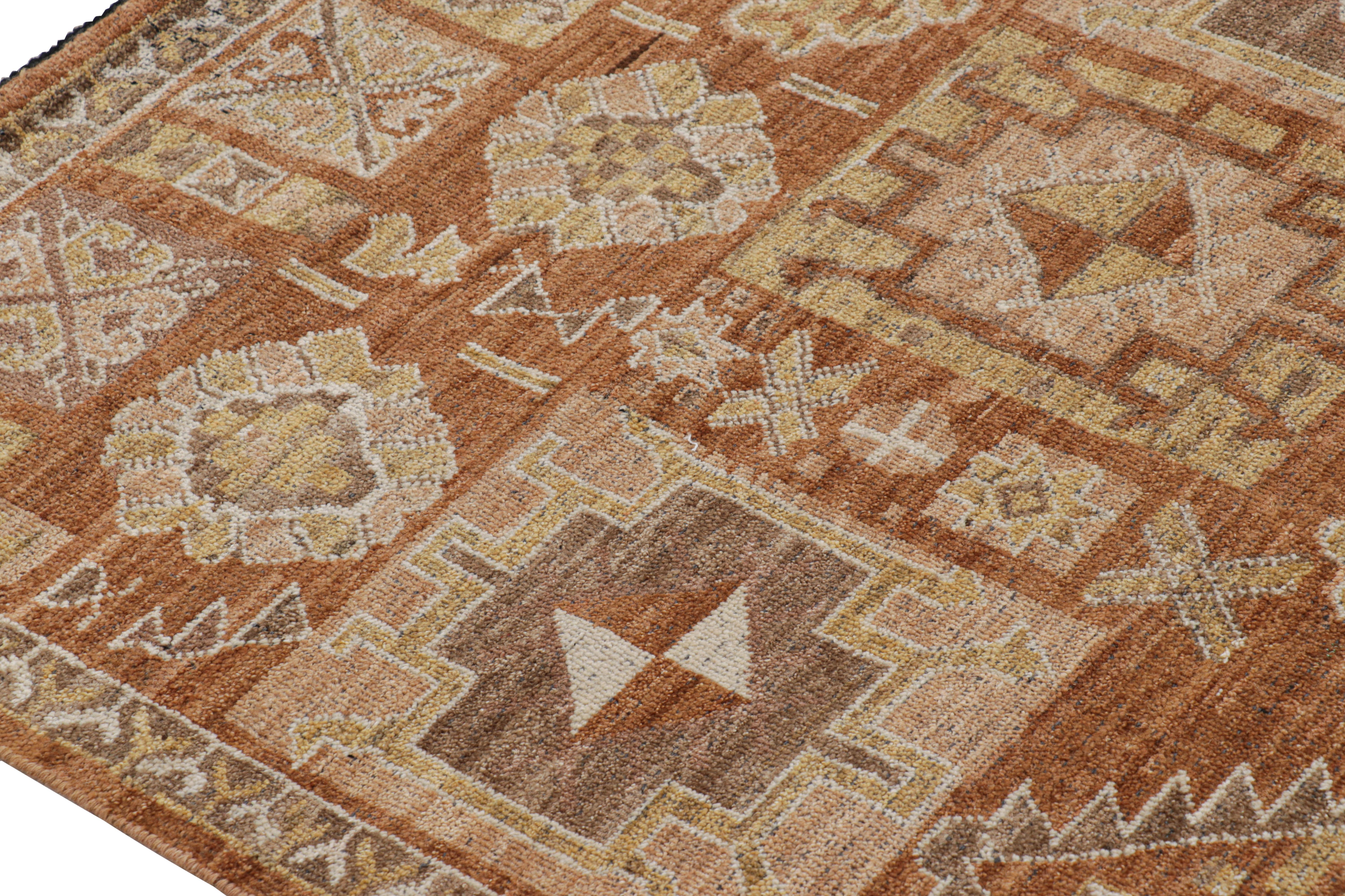 Oushak-Teppich von Rug & Kilim in Beige-Braun mit geometrischen Mustern (21. Jahrhundert und zeitgenössisch) im Angebot
