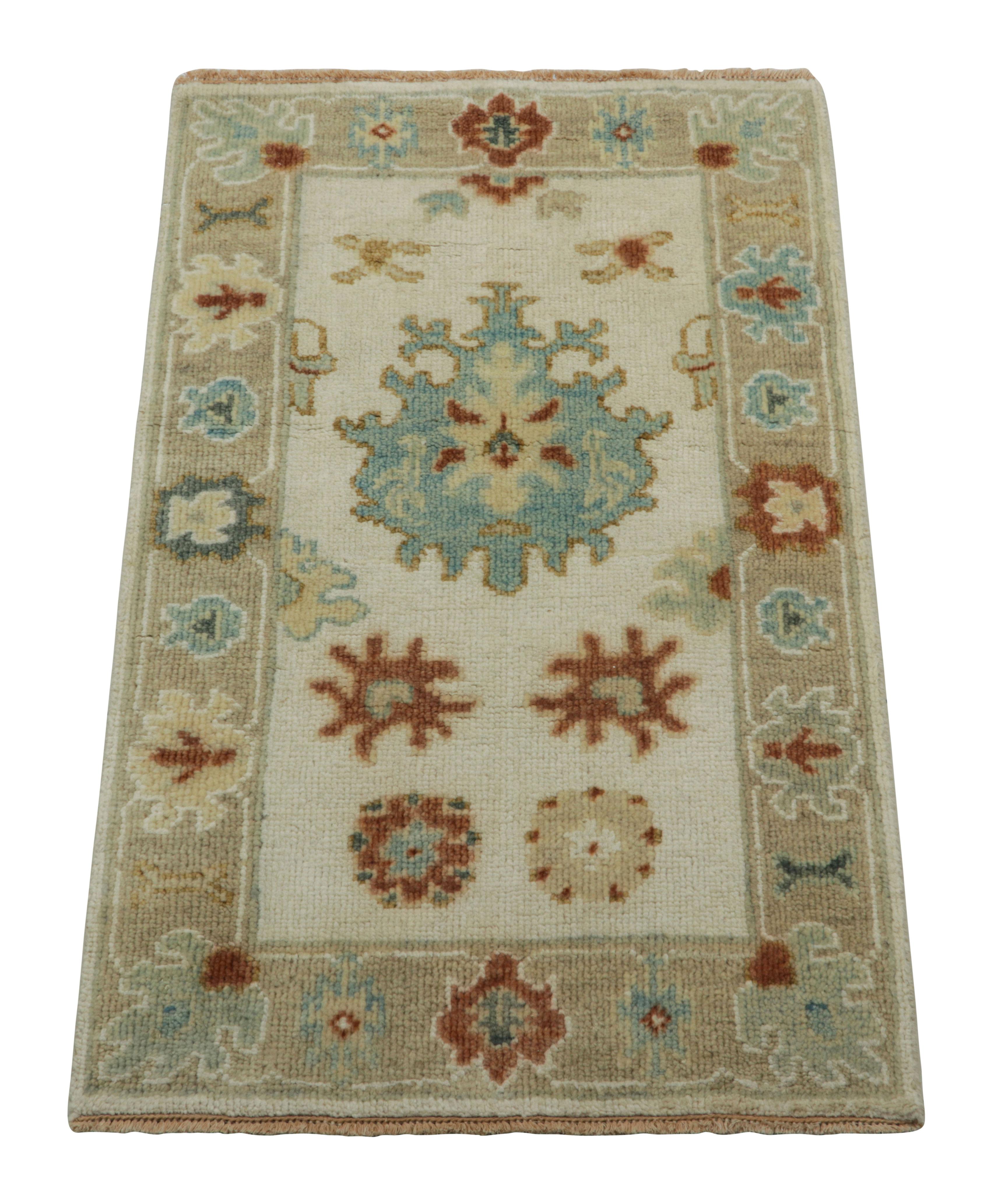 Fabricada con lana anudada a mano y con motivos florales y medallones, esta alfombra contemporánea de 3x2 de la colección Modern Classics de Rug & Kilim representa una nueva línea inspirada en las alfombras antiguas y vintage de Oushak. 


Sobre el