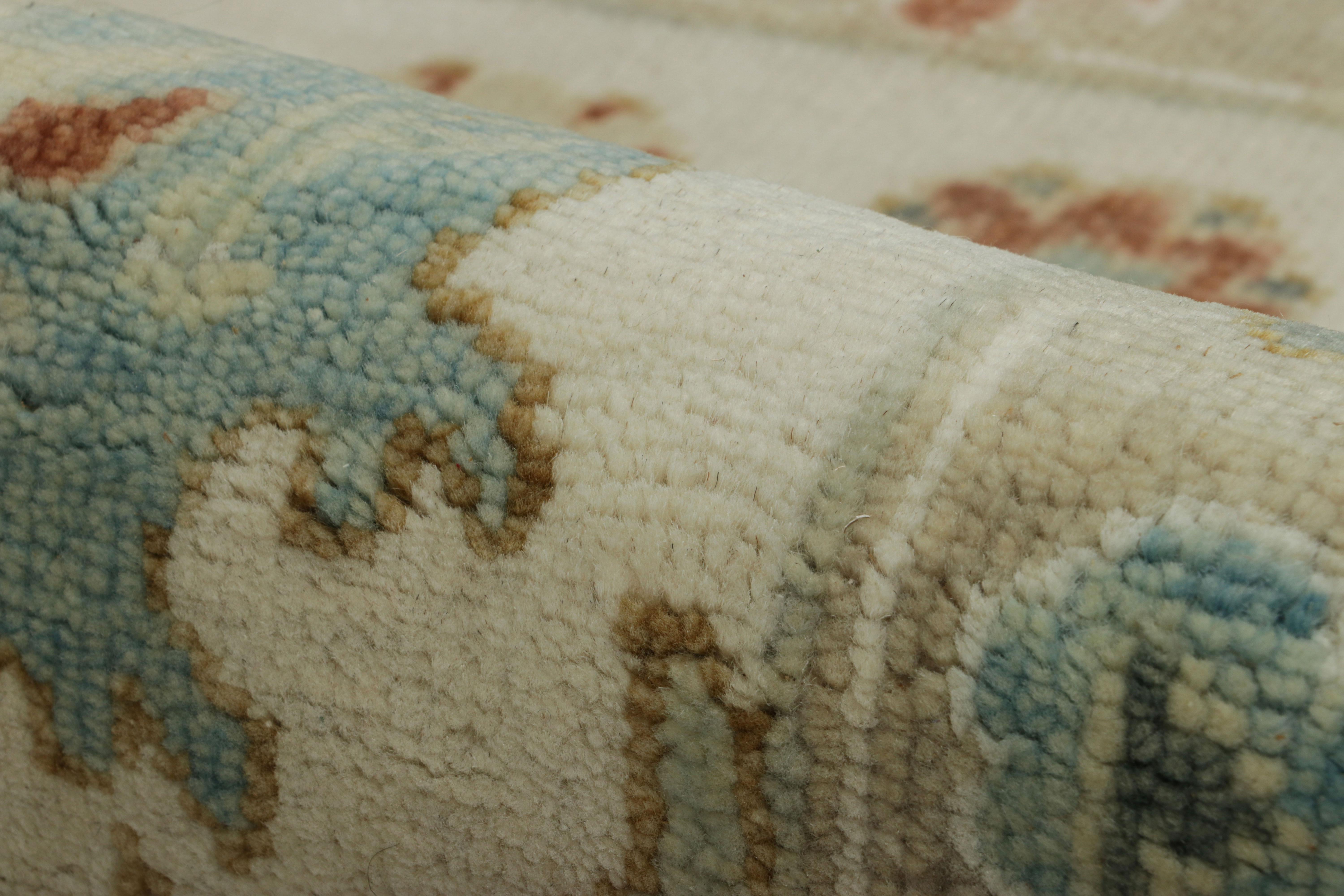 Alfombra estilo Oushak de Rug & Kilim en beige-crema con medallón y flores Moderno en venta