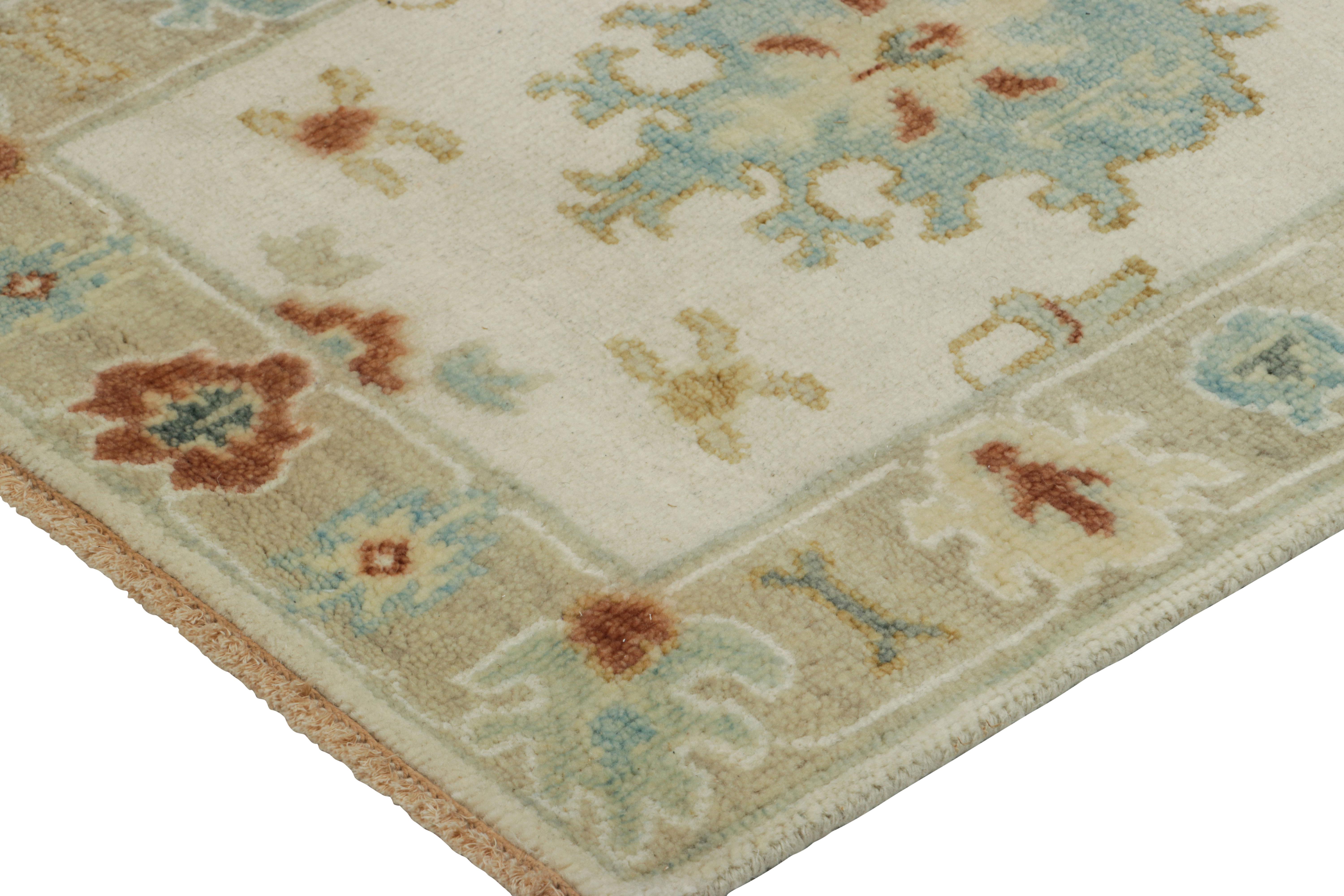 Alfombra estilo Oushak de Rug & Kilim en beige-crema con medallón y flores Anudado a mano en venta
