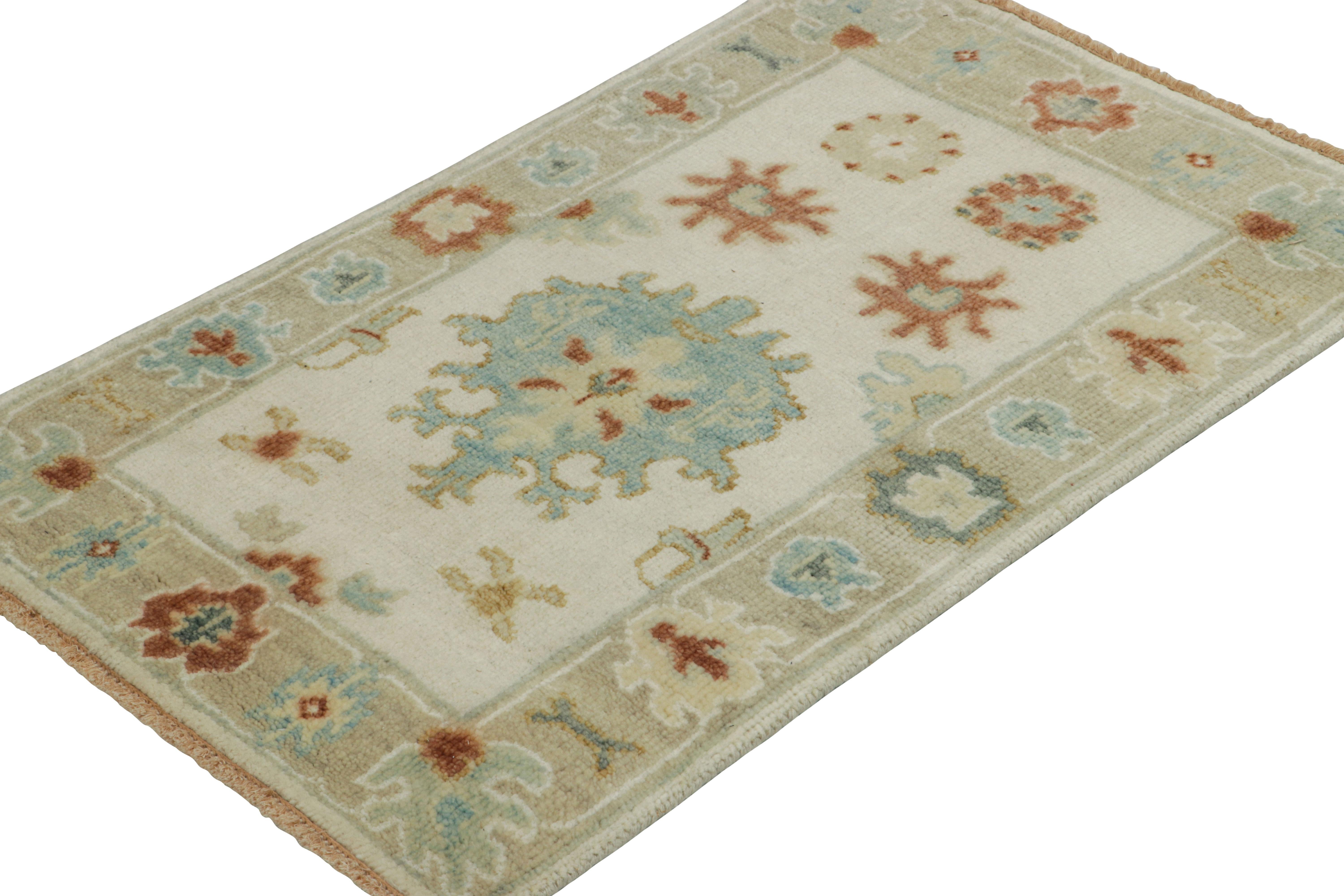 Alfombra estilo Oushak de Rug & Kilim en beige-crema con medallón y flores en Nuevo estado para la venta en Long Island City, NY