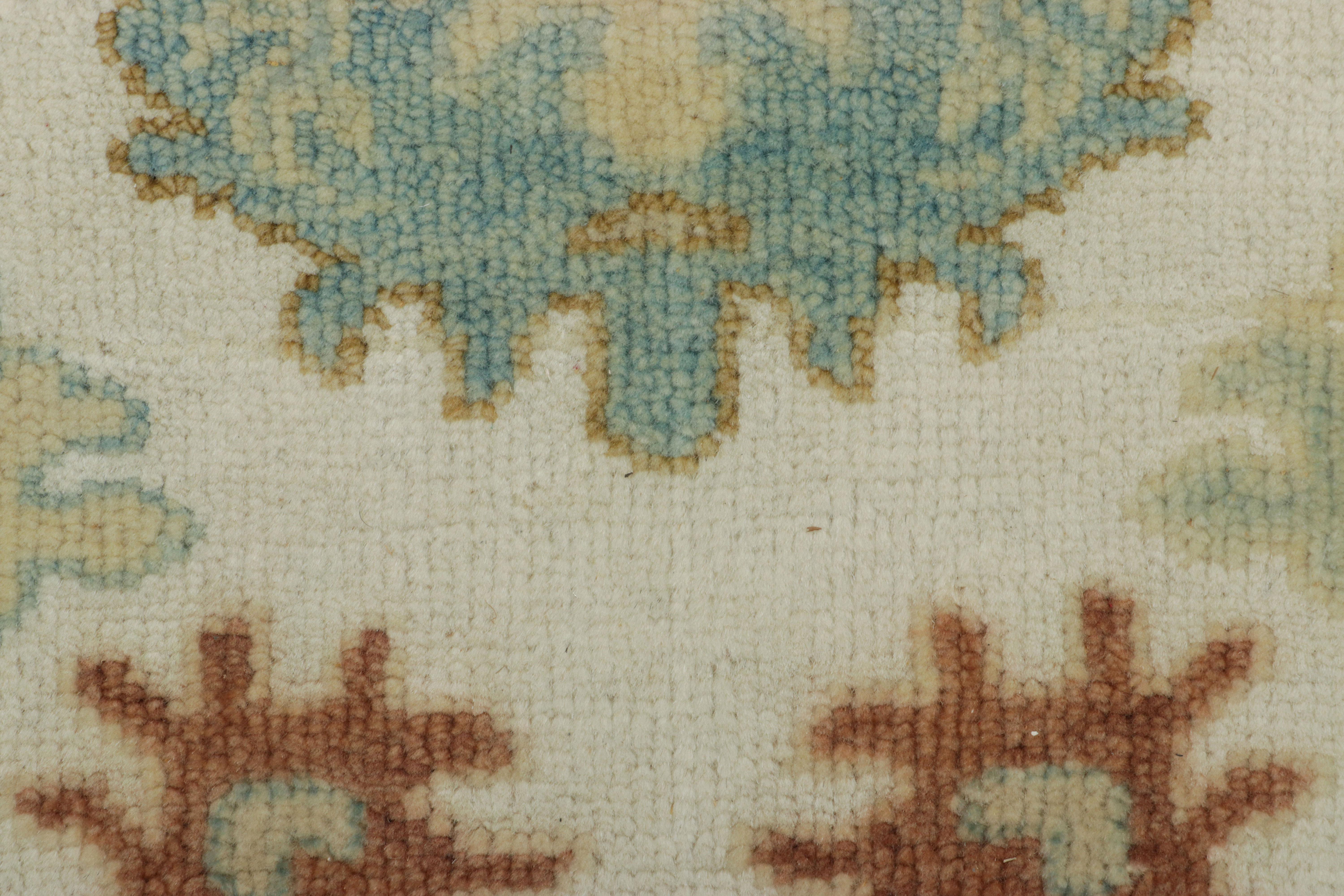 Alfombra estilo Oushak de Rug & Kilim en beige-crema con medallón y flores Siglo XXI y contemporáneo en venta
