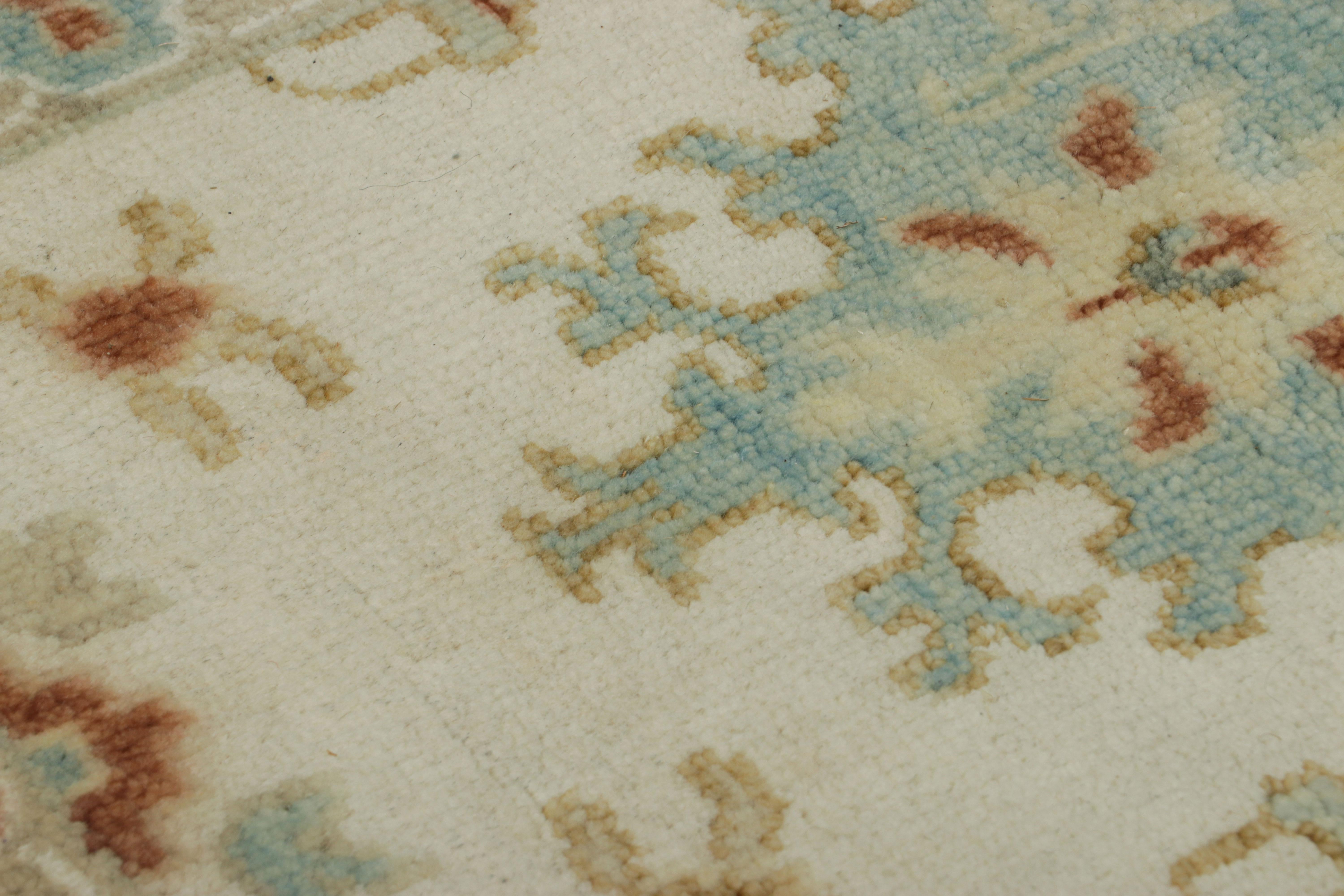 Alfombra estilo Oushak de Rug & Kilim en beige-crema con medallón y flores Lana en venta