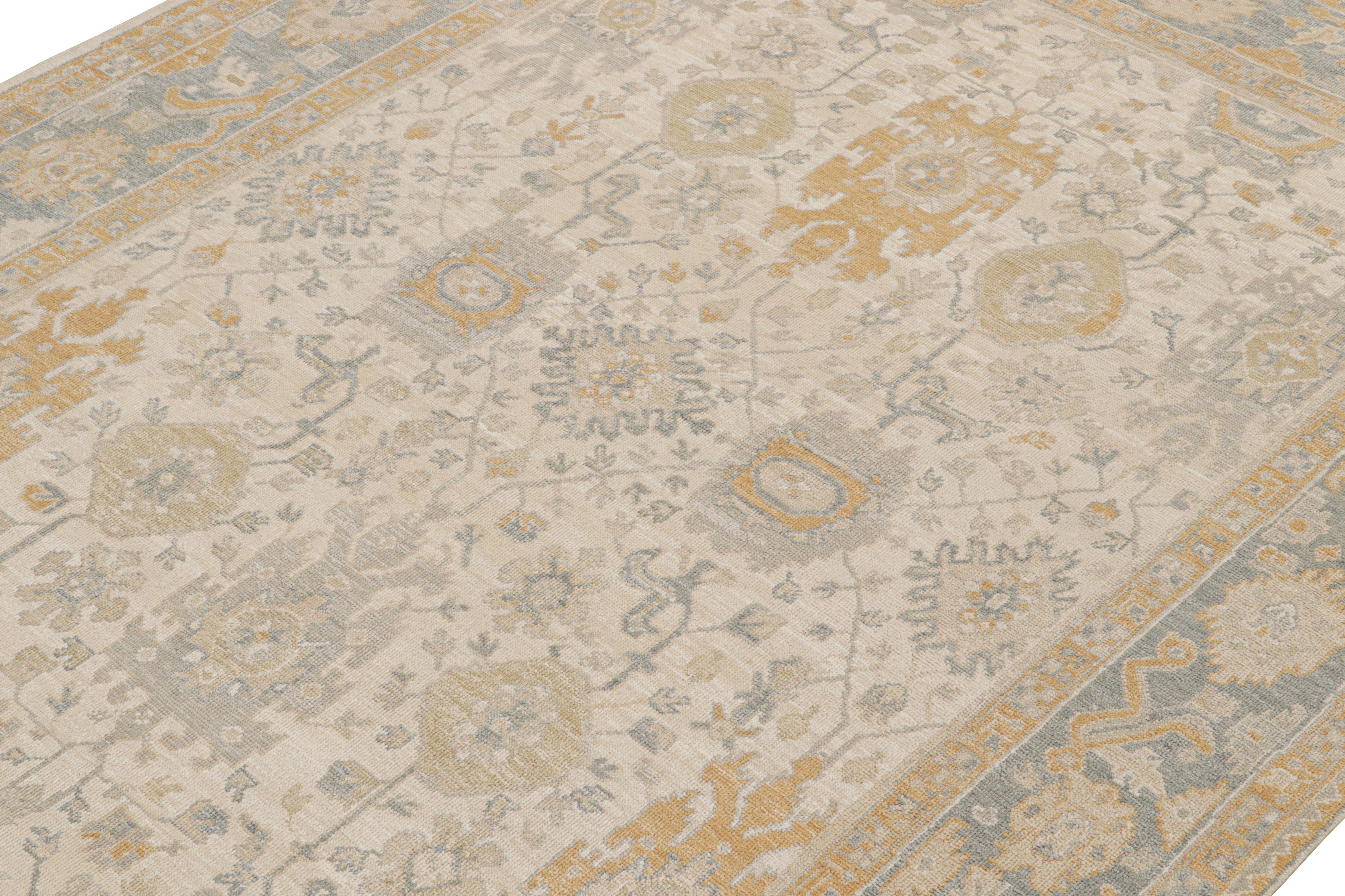 Alfombra Oushak de Rug & Kilim con motivos florales en beige, dorado y azul Anudado a mano en venta