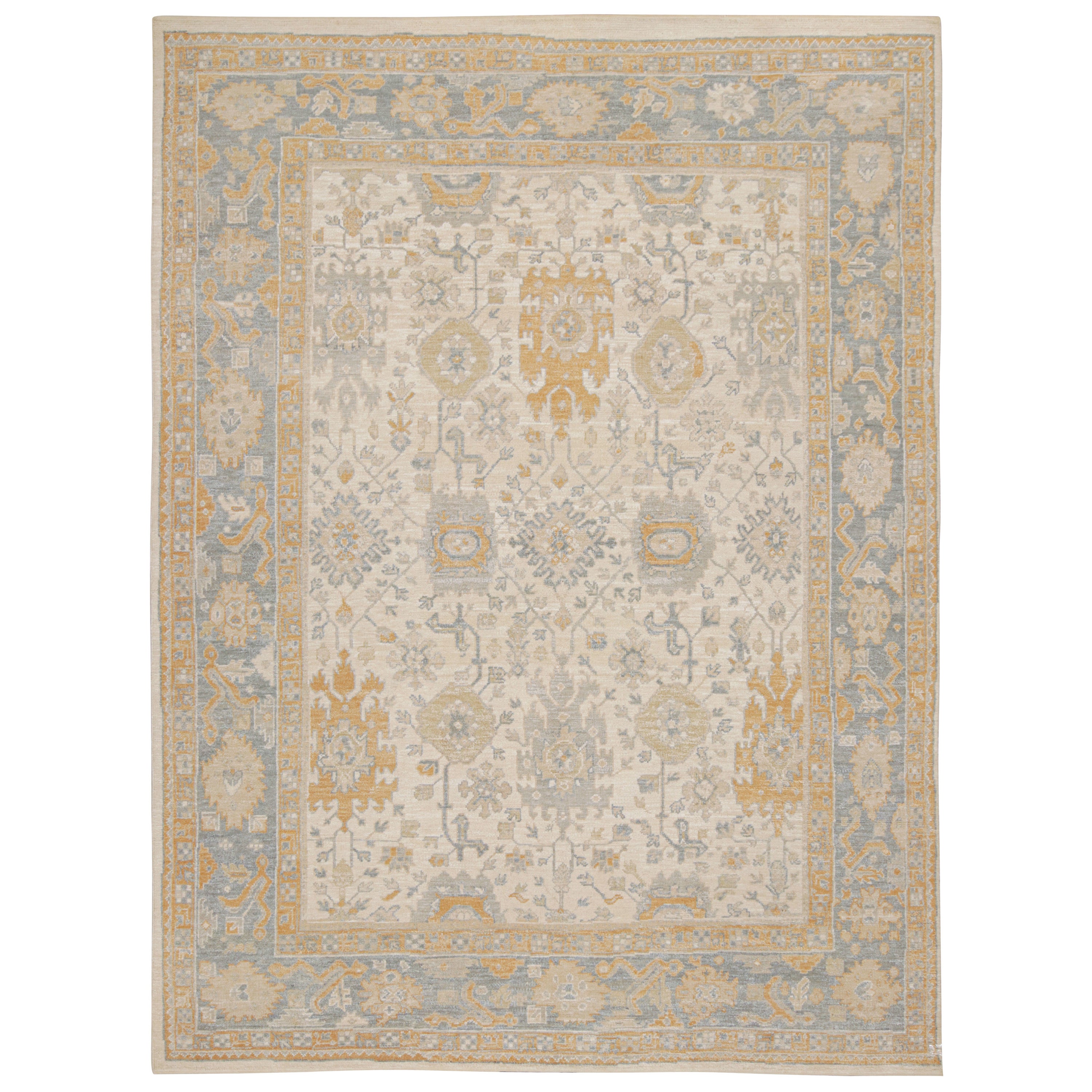 Tapis Oushak de Rug & Kilim à motifs floraux beige, or et bleu