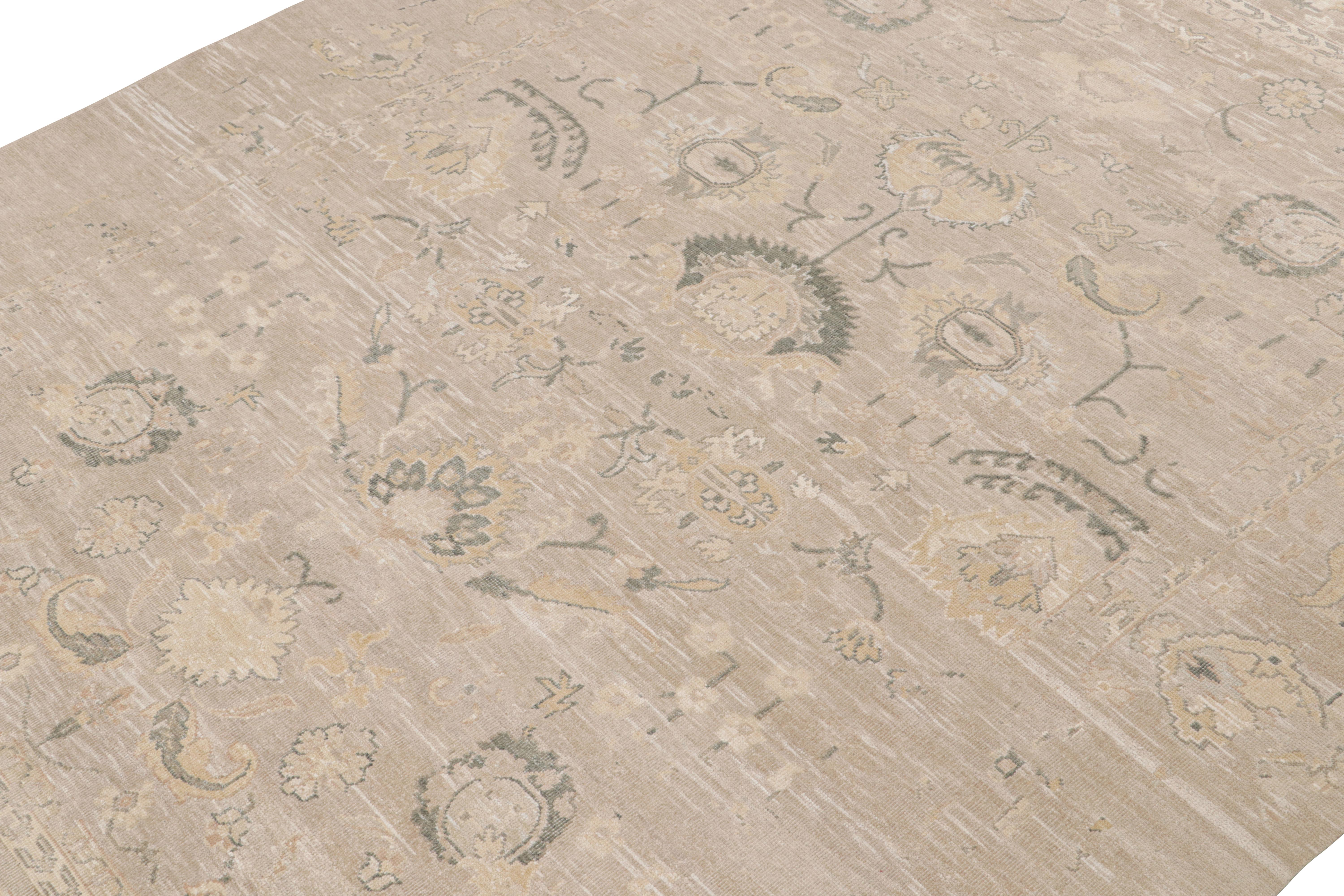 Ein 10x14 Stück, inspiriert von antiken Oushak-Teppichen - aus der Modern Classics Collection'S von Rug & Kilim. Handgeknüpft aus Wolle und Seide, ein luxuriöser Rendering mit einem hochwertigen zeitgenössischen Ansatz für den königlichen
