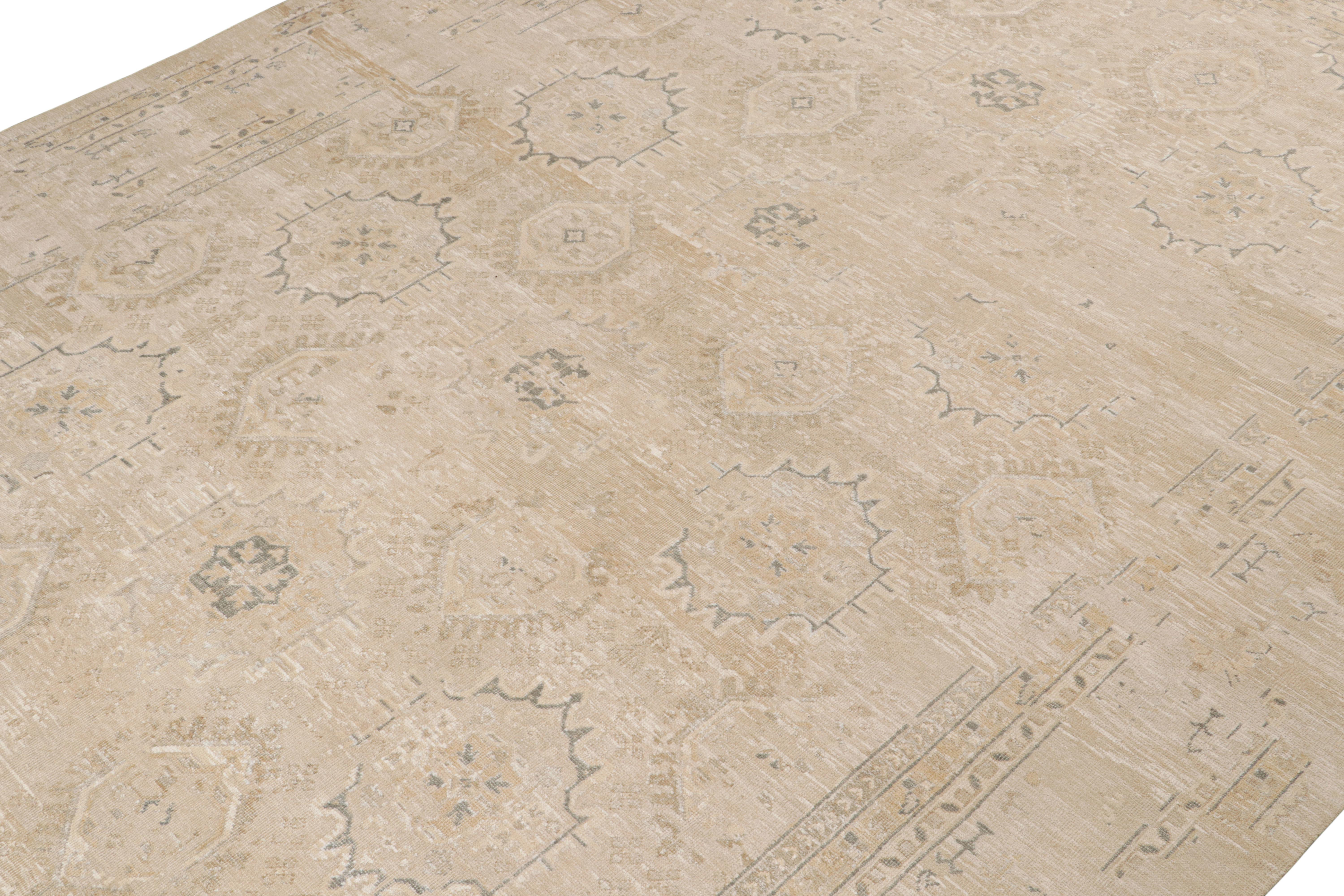 Ein 13x18 Stück, inspiriert von antiken Oushak-Teppichen - aus der Modern Classics Collection'S von Rug & Kilim. Handgeknüpft aus Wolle und Seide, ein luxuriöser Rendering mit einem hochwertigen zeitgenössischen Ansatz für den königlichen