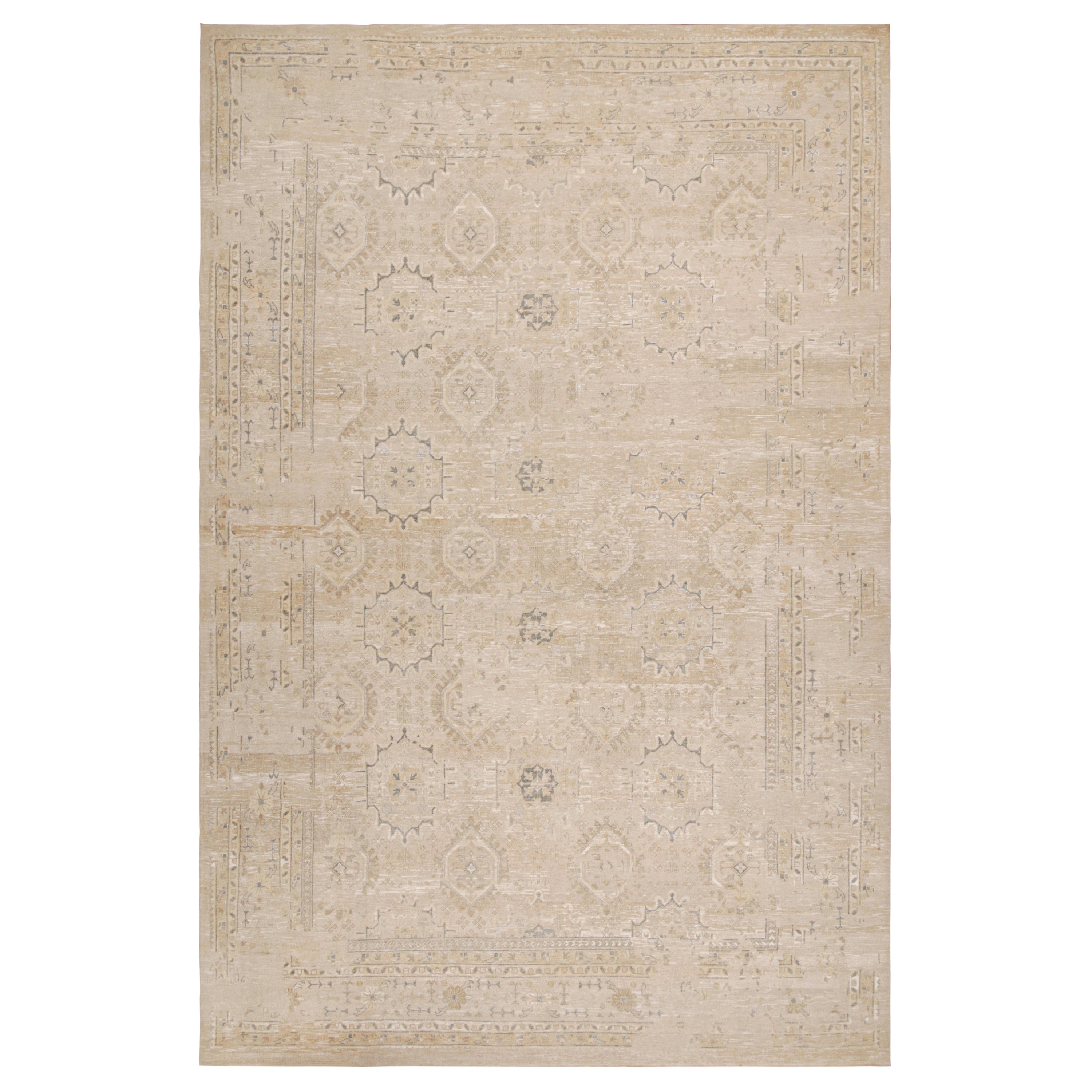 Tappeto in stile Oushak di Rug & Kilim con motivi geometrici beige e grigi
