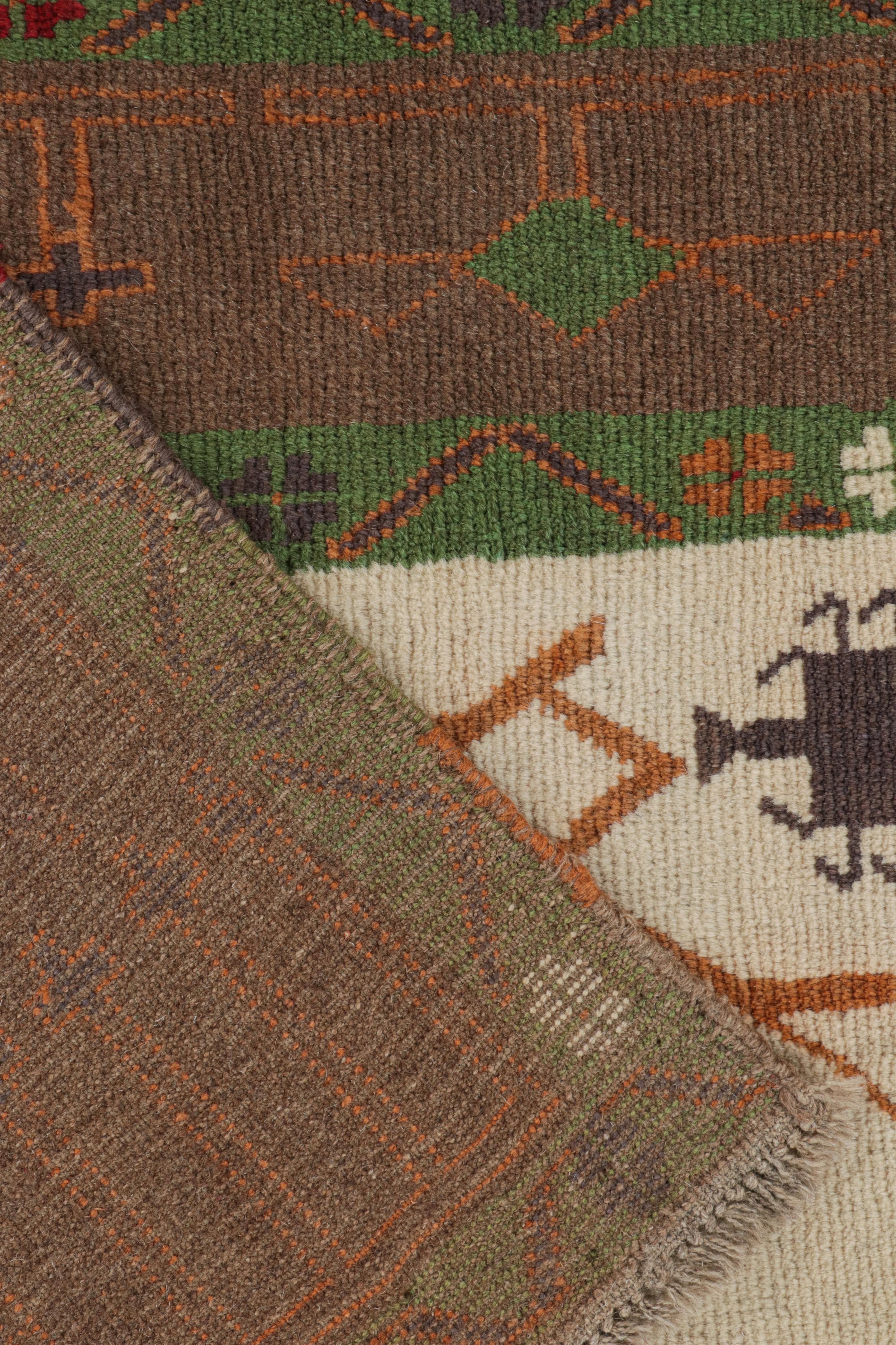 Rug & Kilim's Oushak-Teppich in Beige mit grünen und rostfarbenen geometrischen Mustern (21. Jahrhundert und zeitgenössisch) im Angebot