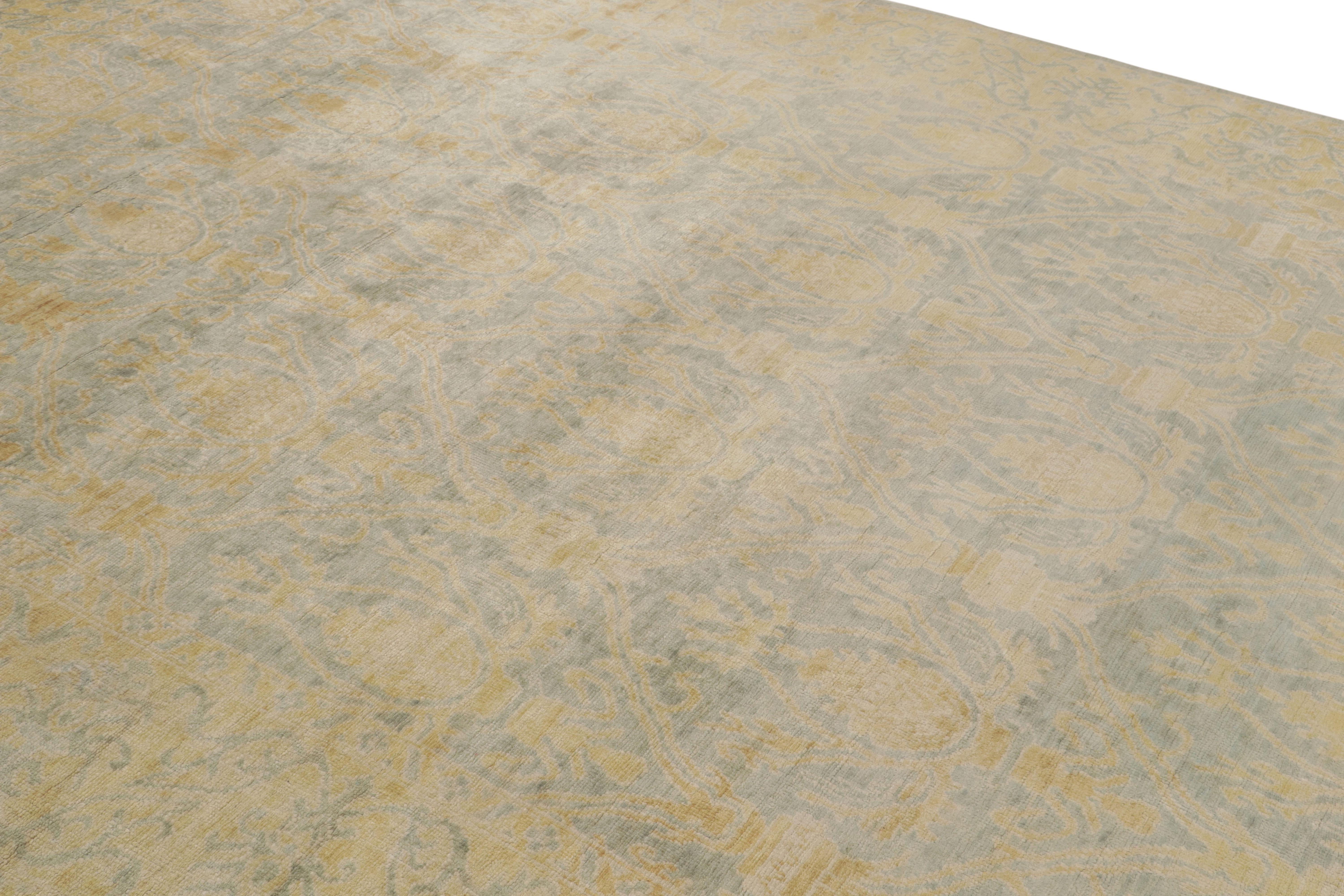 Issu de notre collection Modern Classics, ce tapis 8x12 s'inspire d'une version espagnole particulière des motifs de tapis Oushak - le tout noué à la main dans de la soie. 

Sur le Design :

Dans cette pièce, les tons bleu clair et or soulignent les