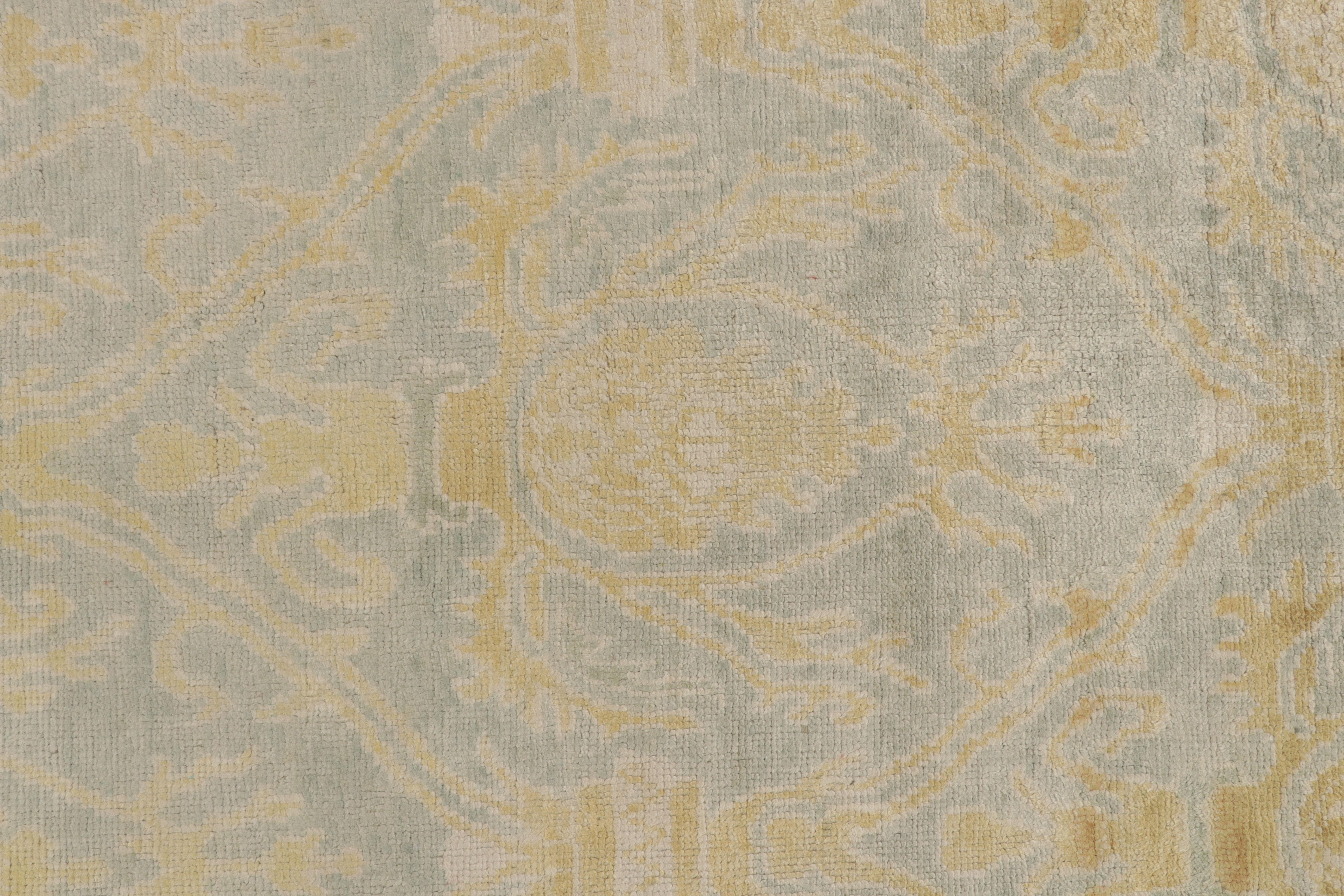 Indiano Rug & Kilim: Tappeto in stile Oushak blu e oro con motivi floreali in vendita
