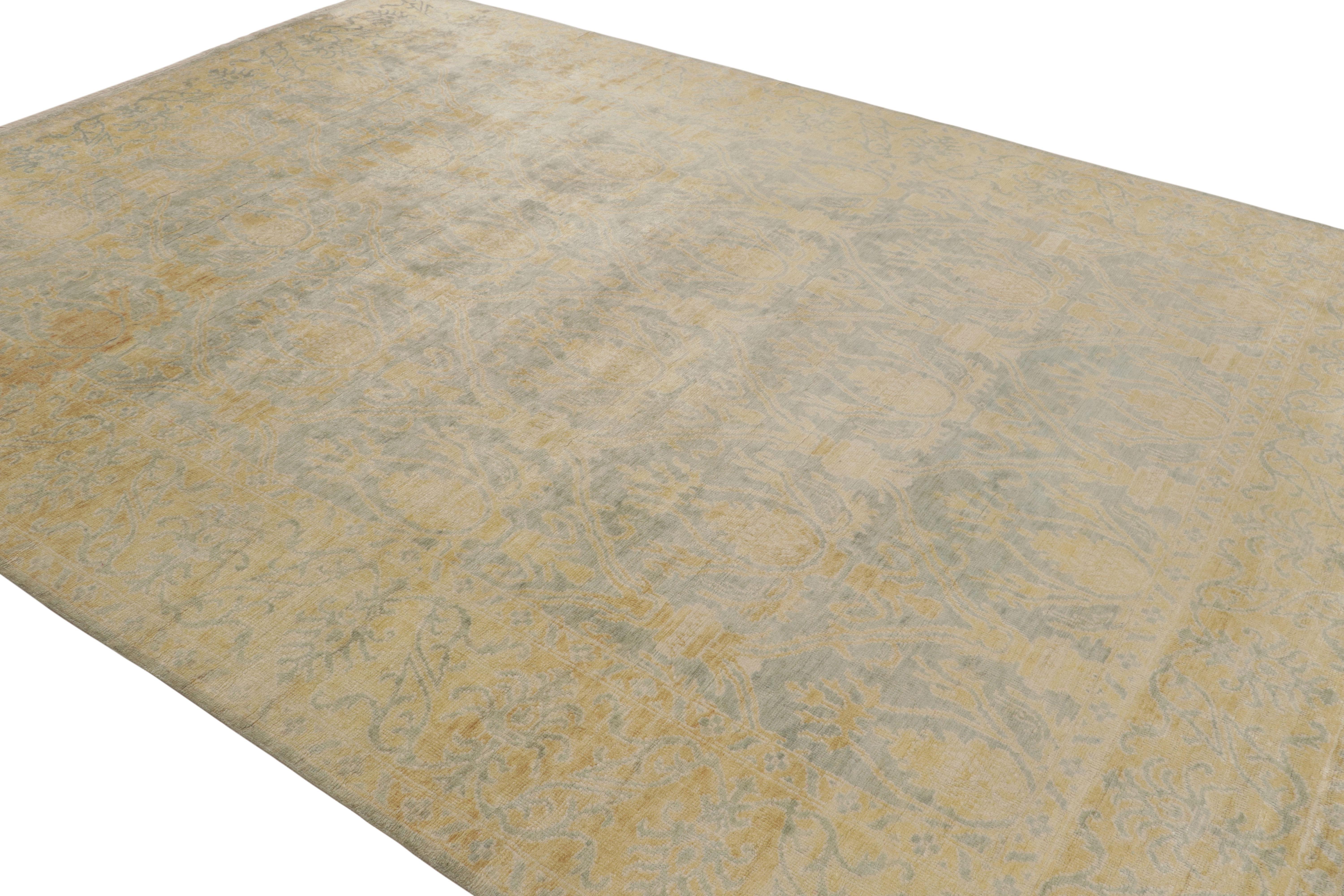 Annodato a mano Rug & Kilim: Tappeto in stile Oushak blu e oro con motivi floreali in vendita