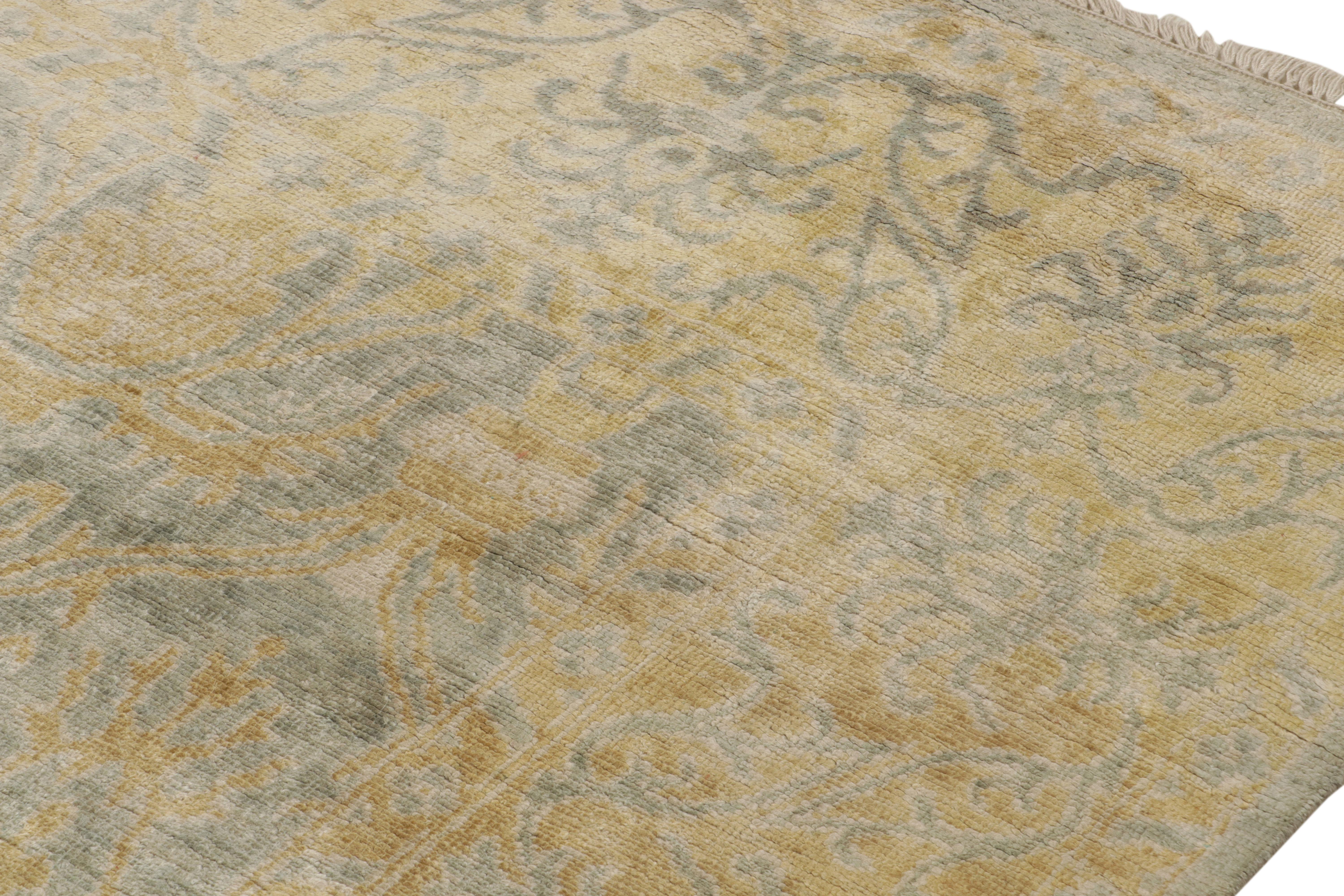 XXI secolo e contemporaneo Rug & Kilim: Tappeto in stile Oushak blu e oro con motivi floreali in vendita
