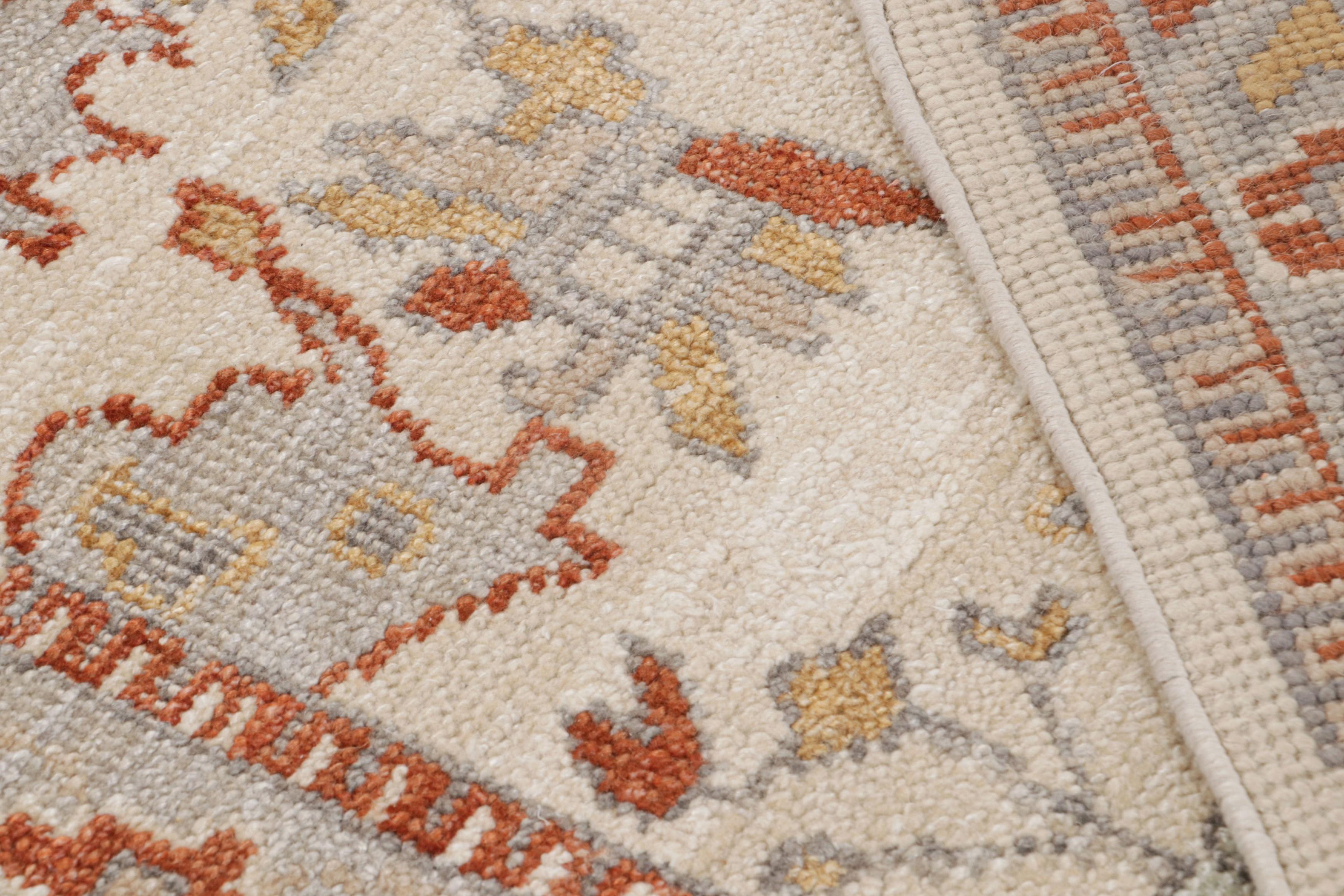 Rug & Kilim's Oushak Style Teppich in Blau, Beige und Rot mit Blumenmuster (21. Jahrhundert und zeitgenössisch) im Angebot