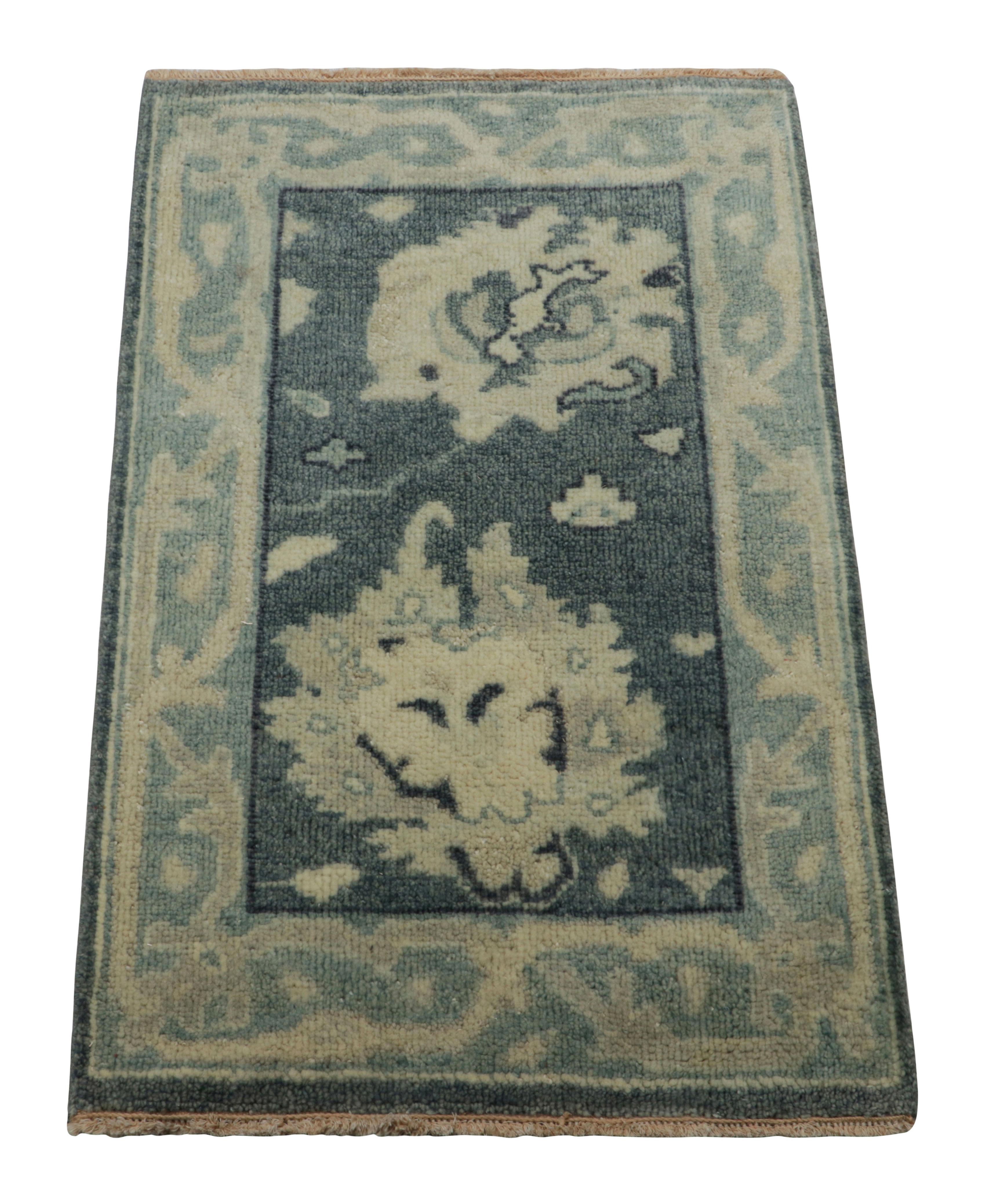 Dieser moderne Teppich (3x2) aus handgeknüpfter Wolle mit Medaillons und Mustern aus der Modern Classics-Kollektion von Rug & Kilim ist eine neue, von alten und antiken Oushak-Teppichen inspirierte Linie. 

Über das Design:


Ein grundlegender