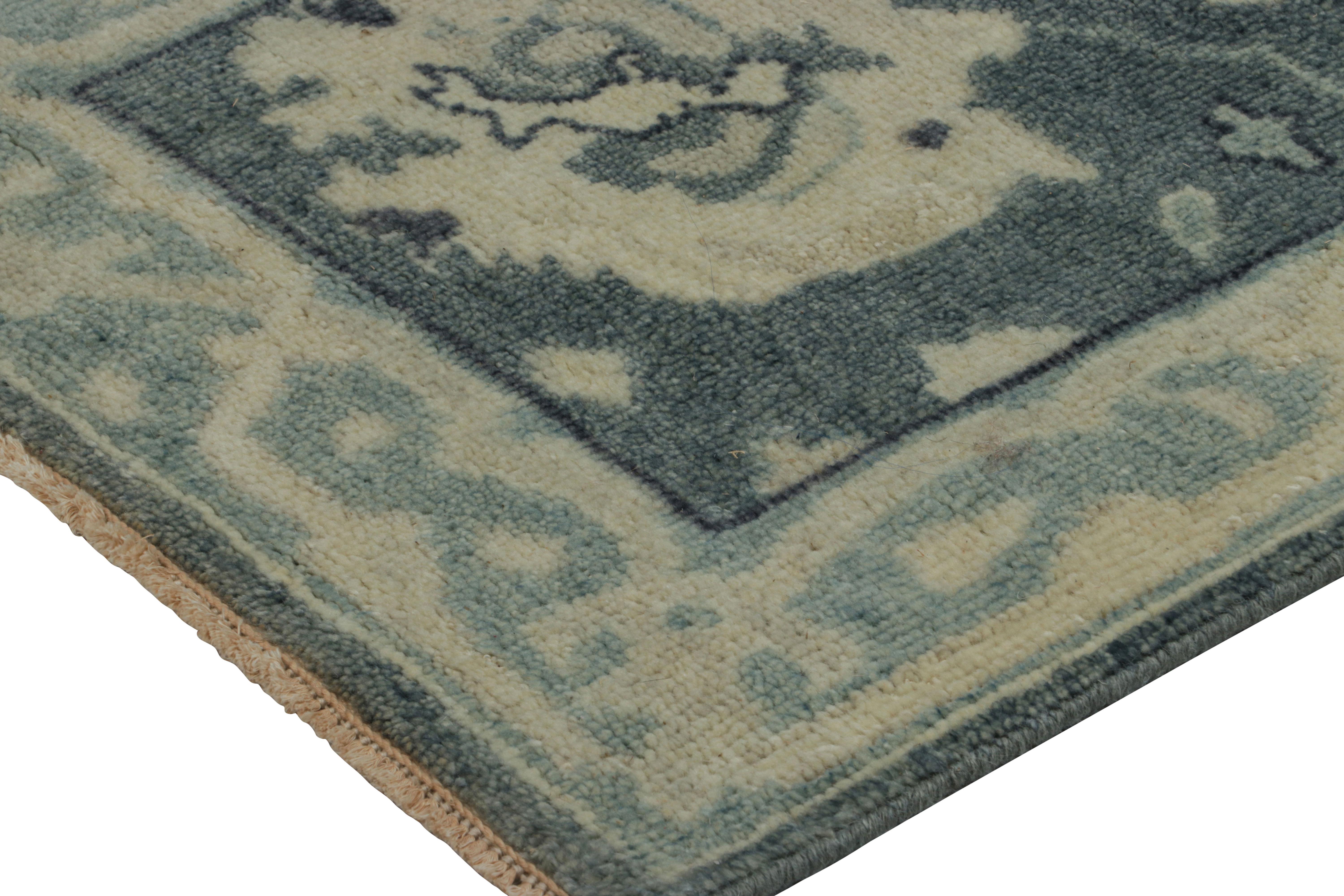 Oushak-Teppich von Rug & Kilim in Blau, Grau und Creme mit Medaillons (Handgeknüpft) im Angebot