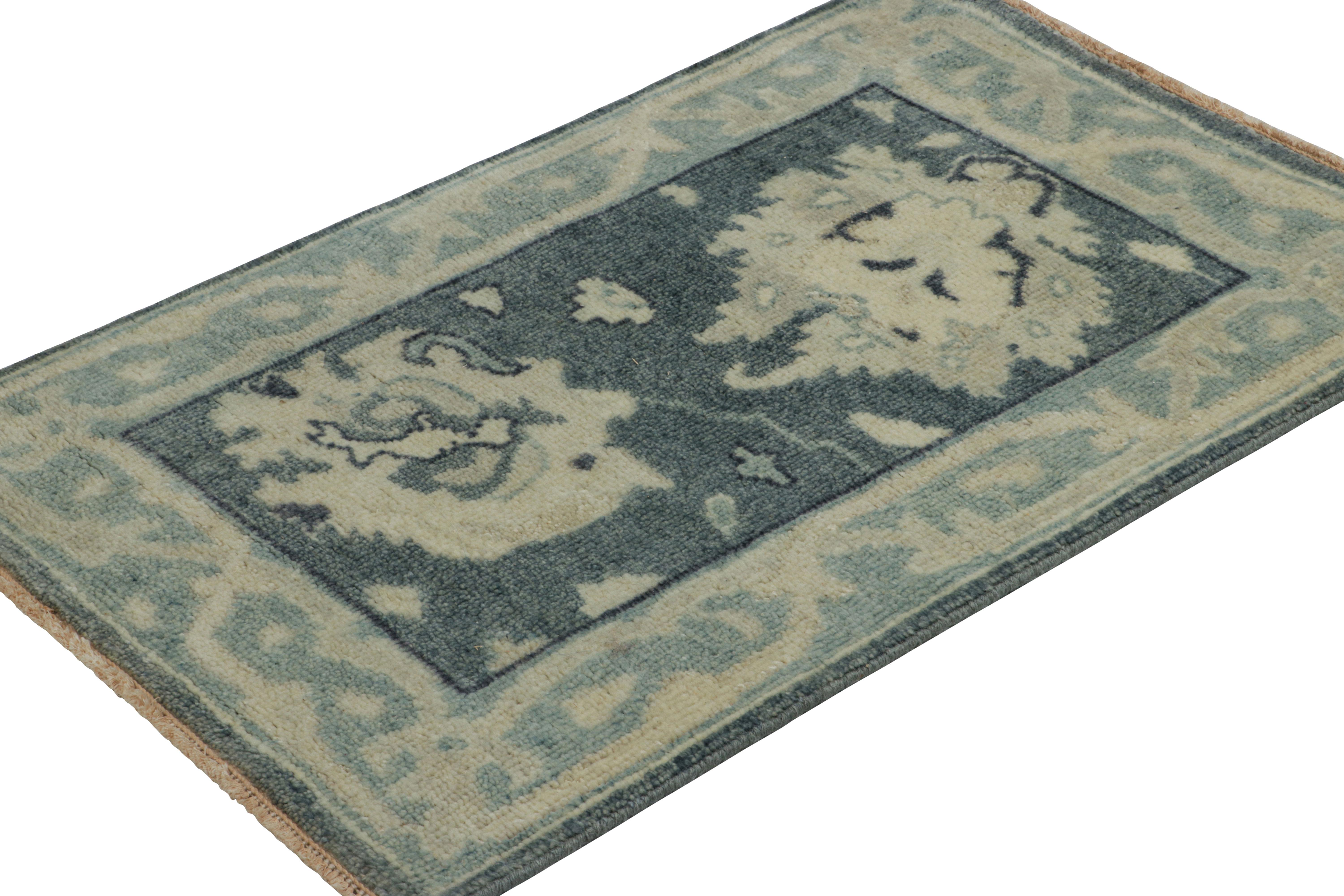 Oushak-Teppich von Rug & Kilim in Blau, Grau und Creme mit Medaillons im Zustand „Neu“ im Angebot in Long Island City, NY
