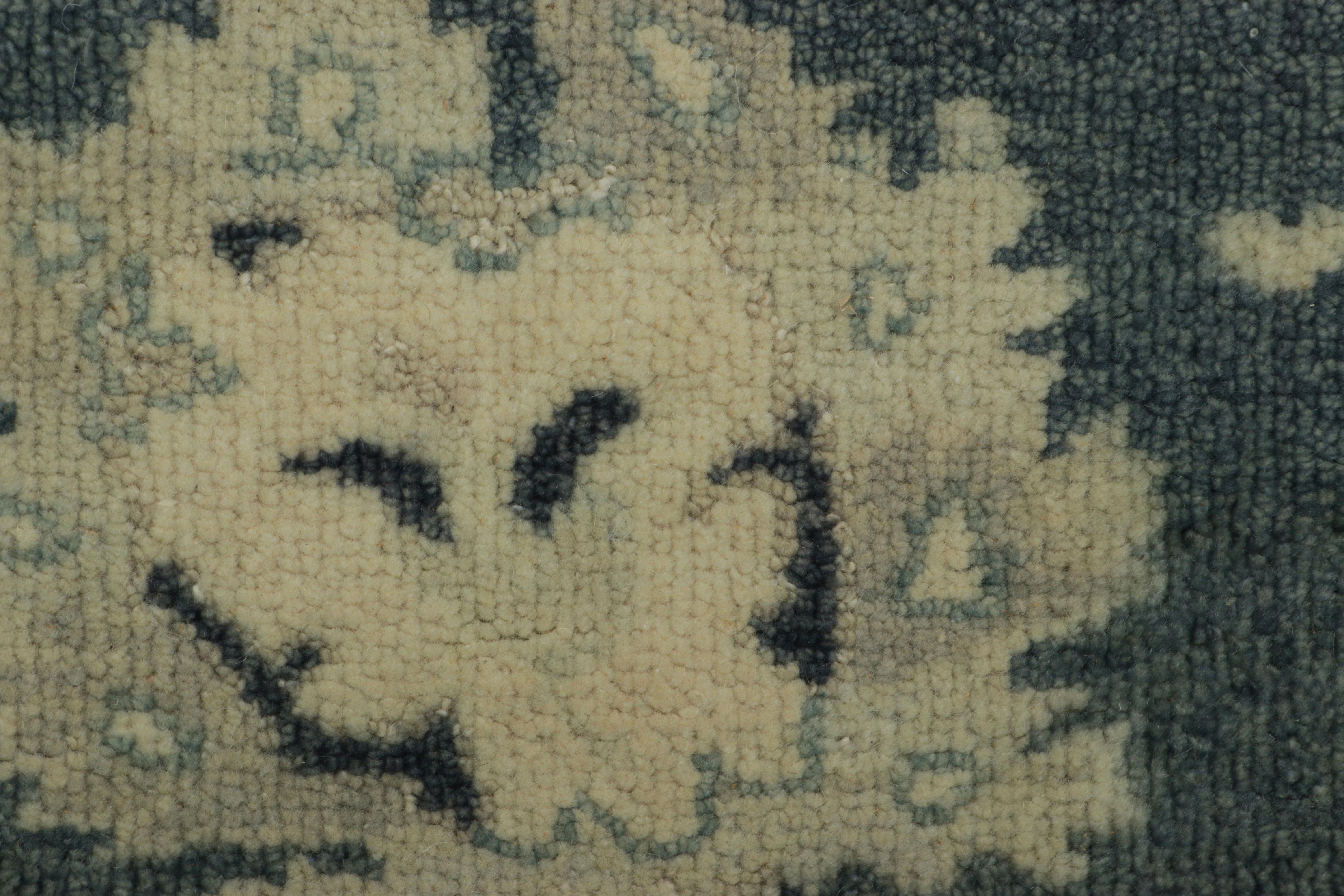 Oushak-Teppich von Rug & Kilim in Blau, Grau und Creme mit Medaillons (21. Jahrhundert und zeitgenössisch) im Angebot