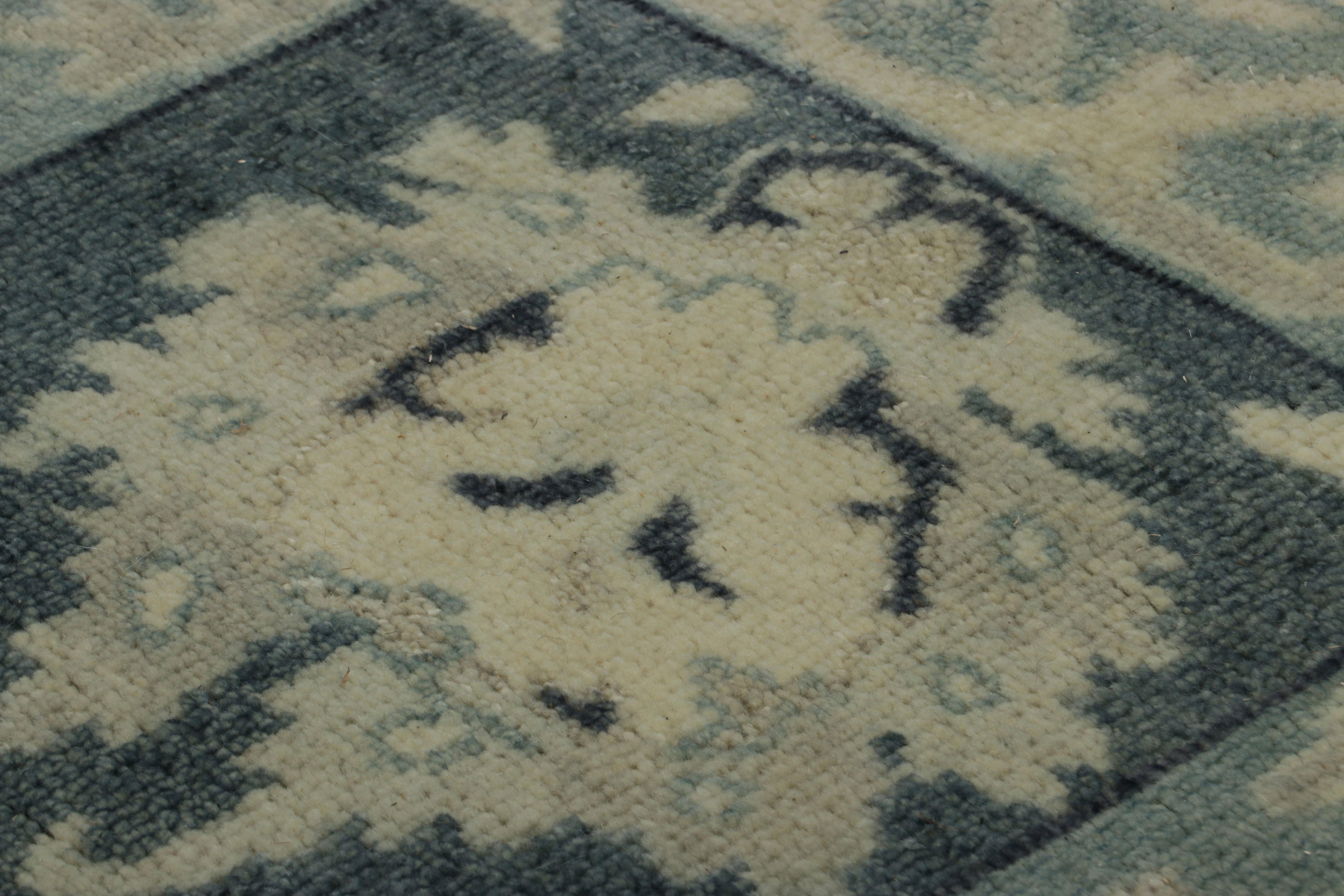 Oushak-Teppich von Rug & Kilim in Blau, Grau und Creme mit Medaillons (Wolle) im Angebot