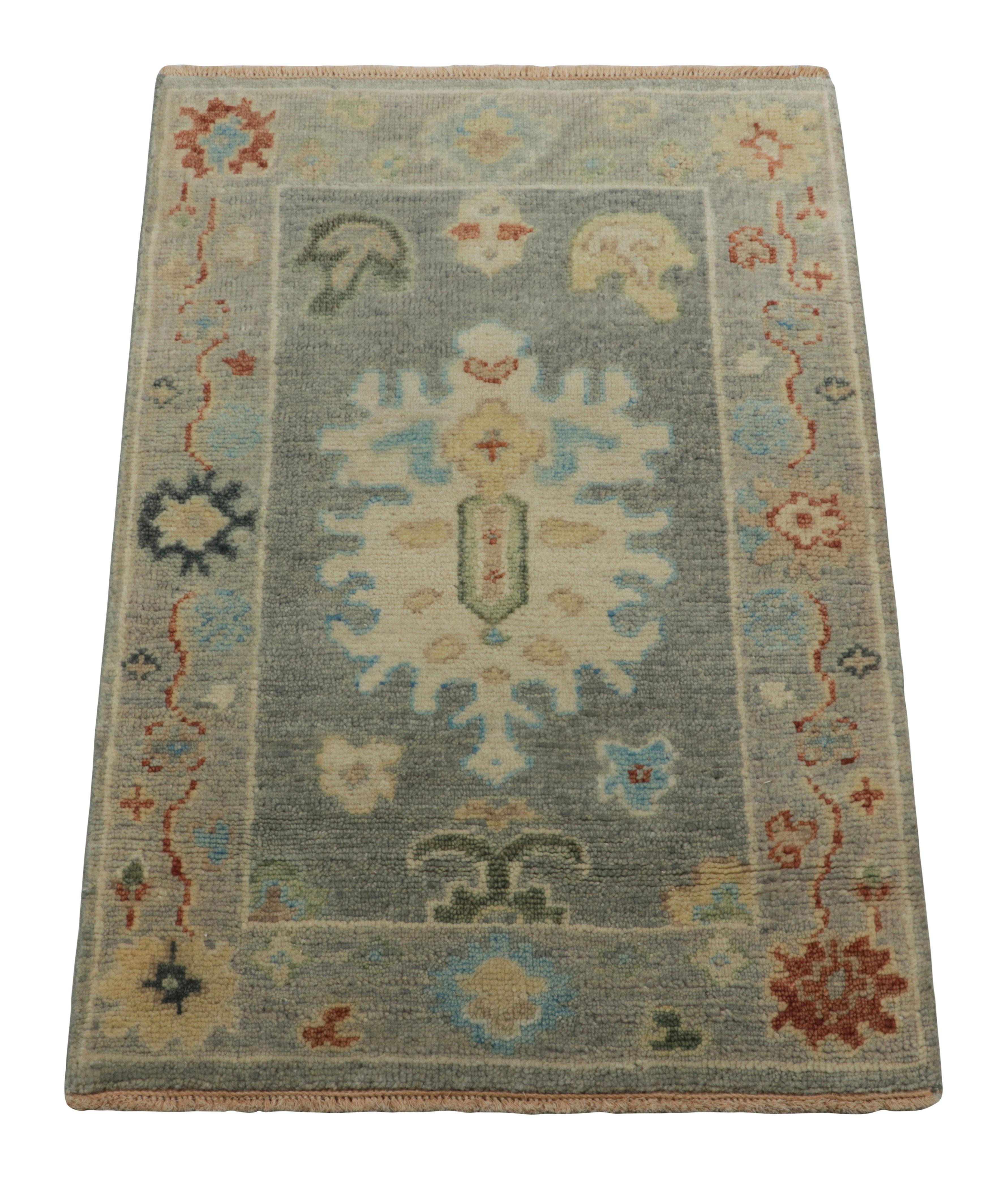 Dieser moderne Teppich (3x2) aus der Modern Classics Collection von Rug & Kilim ist aus handgeknüpfter Wolle gefertigt und mit Medaillon- und Blumenmustern versehen. Er ist eine neue Linie, die von alten und antiken türkischen Oushak-Teppichen