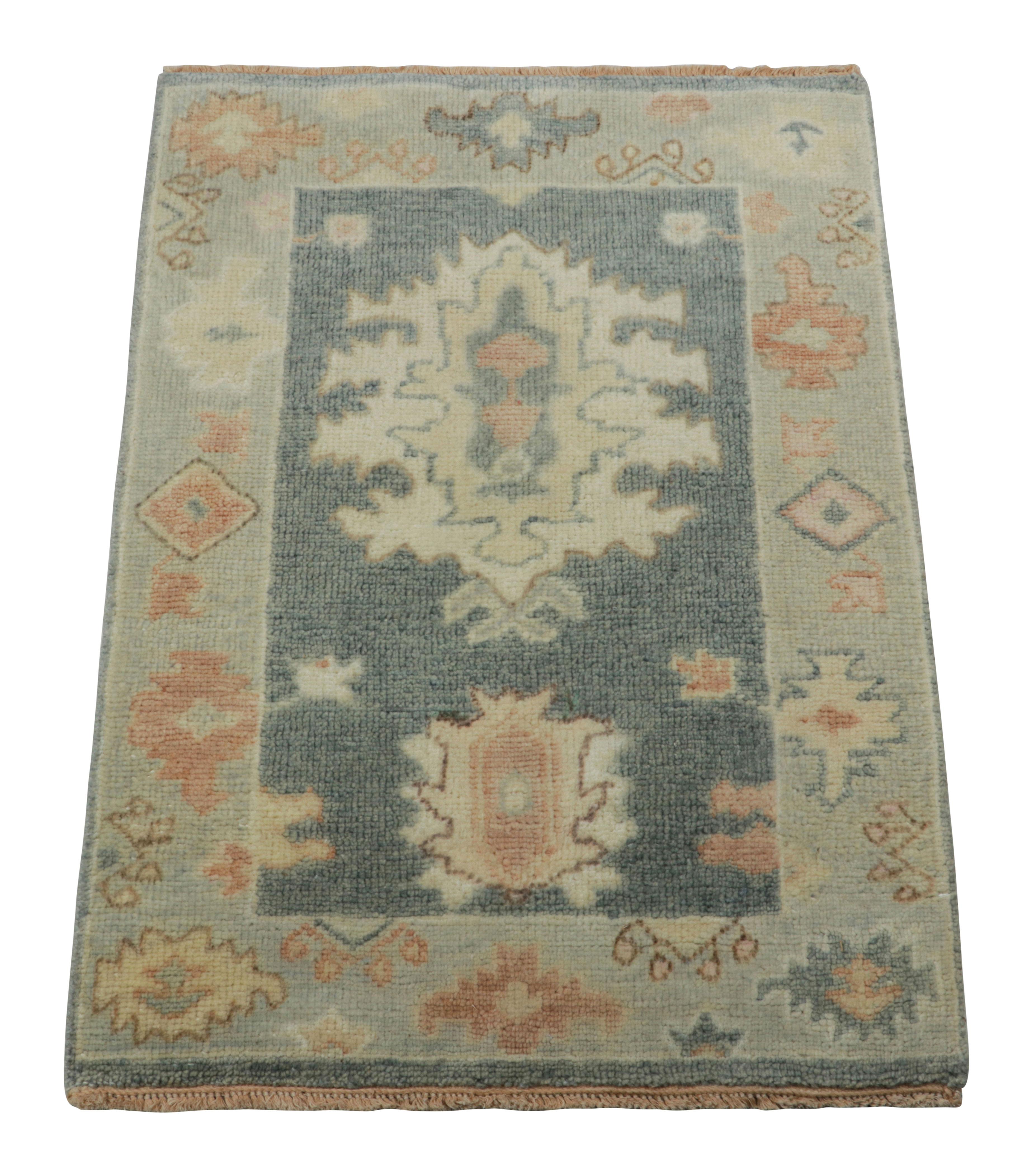 Dieser moderne Teppich (3x2) aus der Modern Classics Collection von Rug & Kilim ist aus handgeknüpfter Wolle gefertigt und mit Medaillon- und Blumenmustern versehen. Er ist eine neue Linie, die von alten und antiken türkischen Oushak-Teppichen