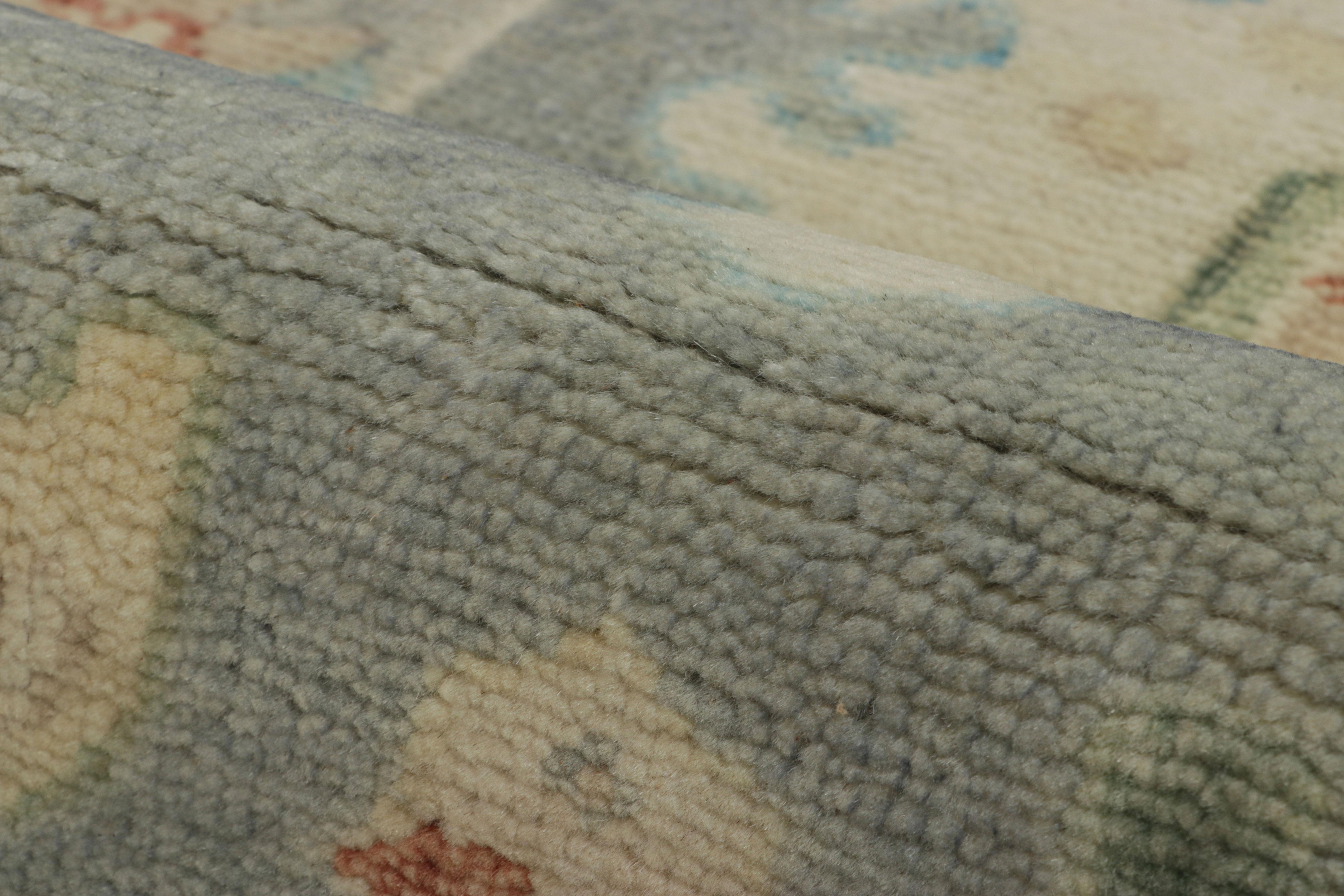 Oushak-Teppich von Rug & Kilim in Blau-Grau mit Medaillon und Blumenmuster (Moderne) im Angebot