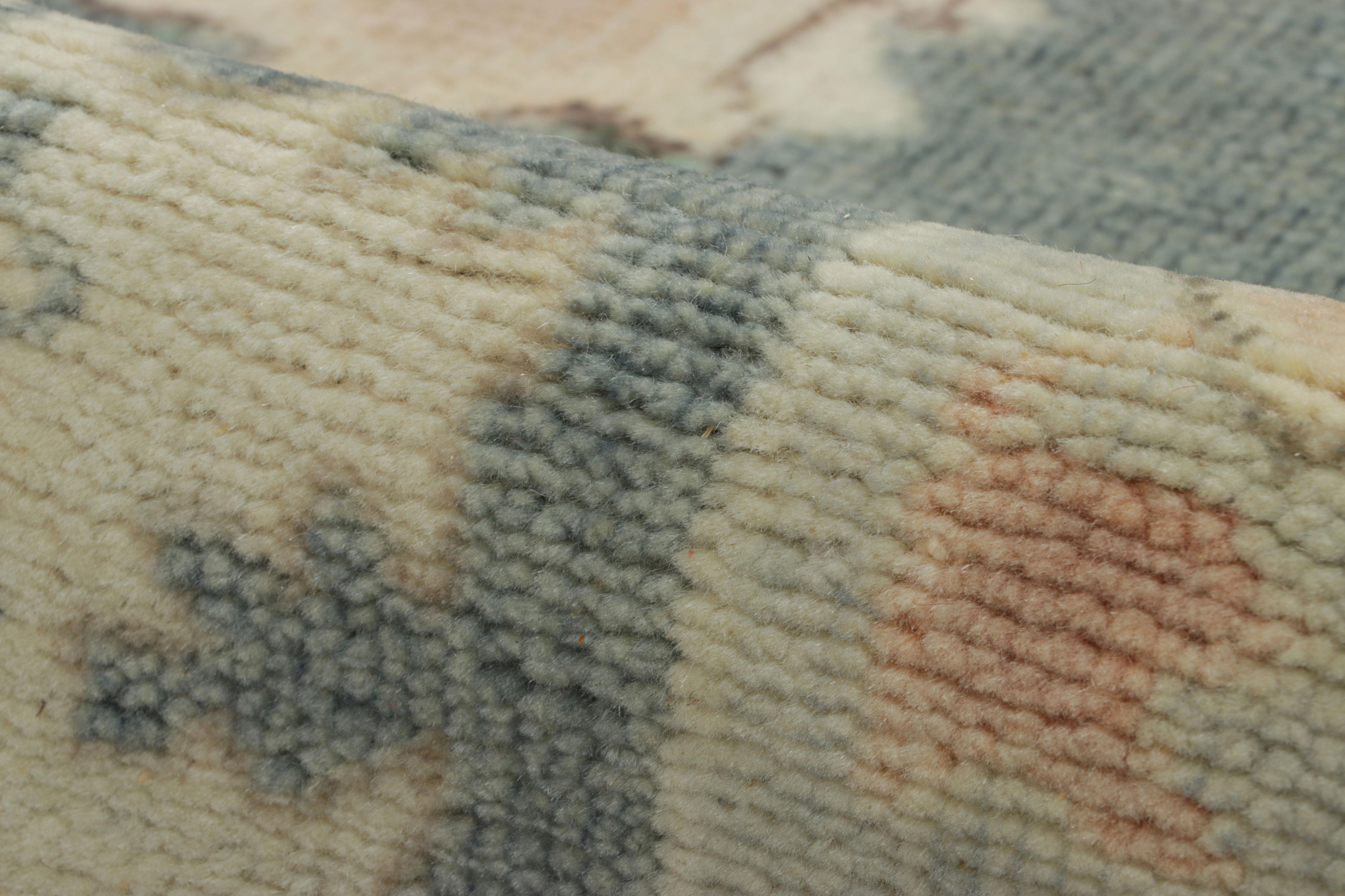 Oushak-Teppich von Rug & Kilim in Blau-Grau mit Medaillon und Blumenmuster (Moderne) im Angebot
