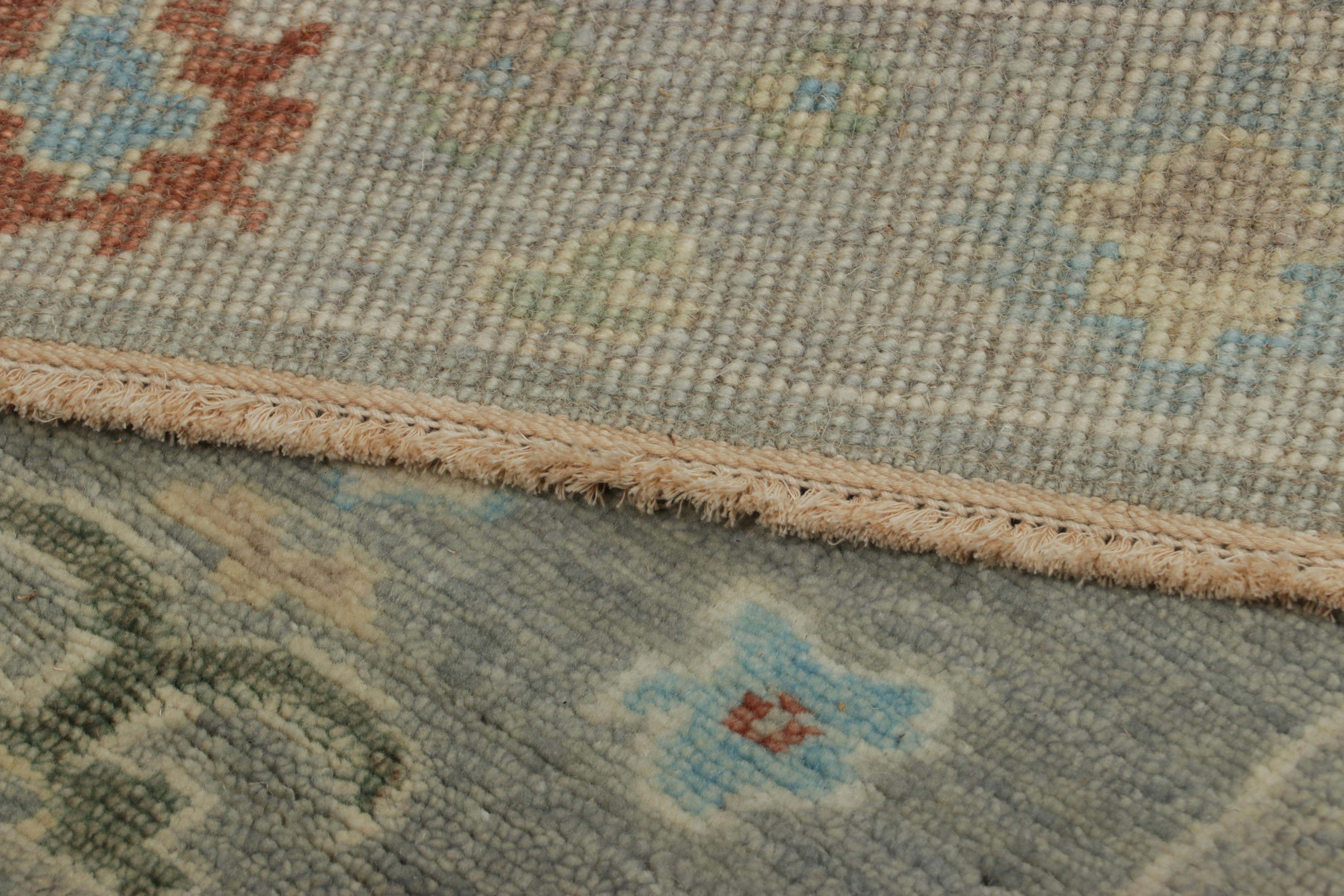 Oushak-Teppich von Rug & Kilim in Blau-Grau mit Medaillon und Blumenmuster (Indisch) im Angebot