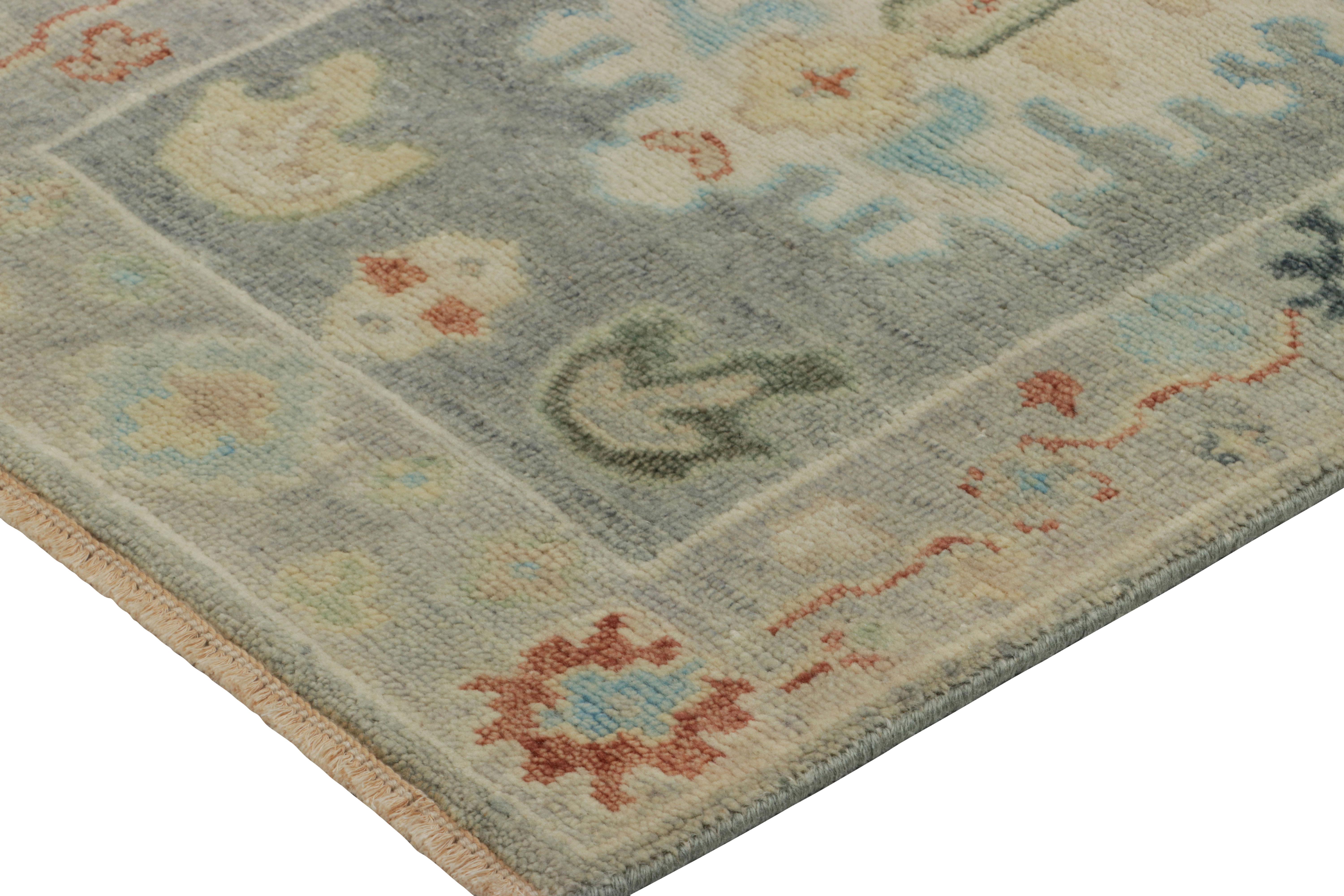 Oushak-Teppich von Rug & Kilim in Blau-Grau mit Medaillon und Blumenmuster (Handgeknüpft) im Angebot