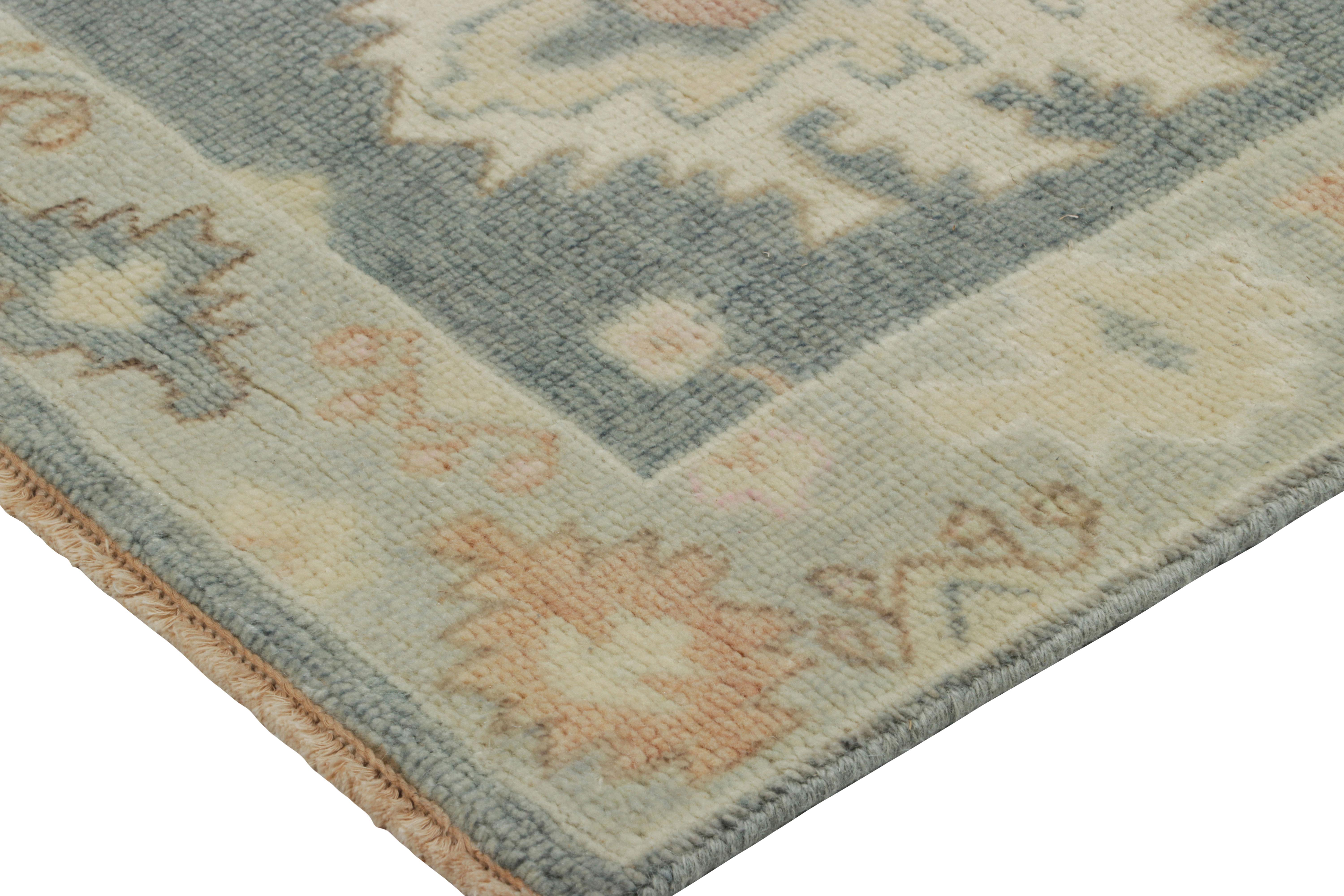 Oushak-Teppich von Rug & Kilim in Blau-Grau mit Medaillon und Blumenmuster (Handgeknüpft) im Angebot