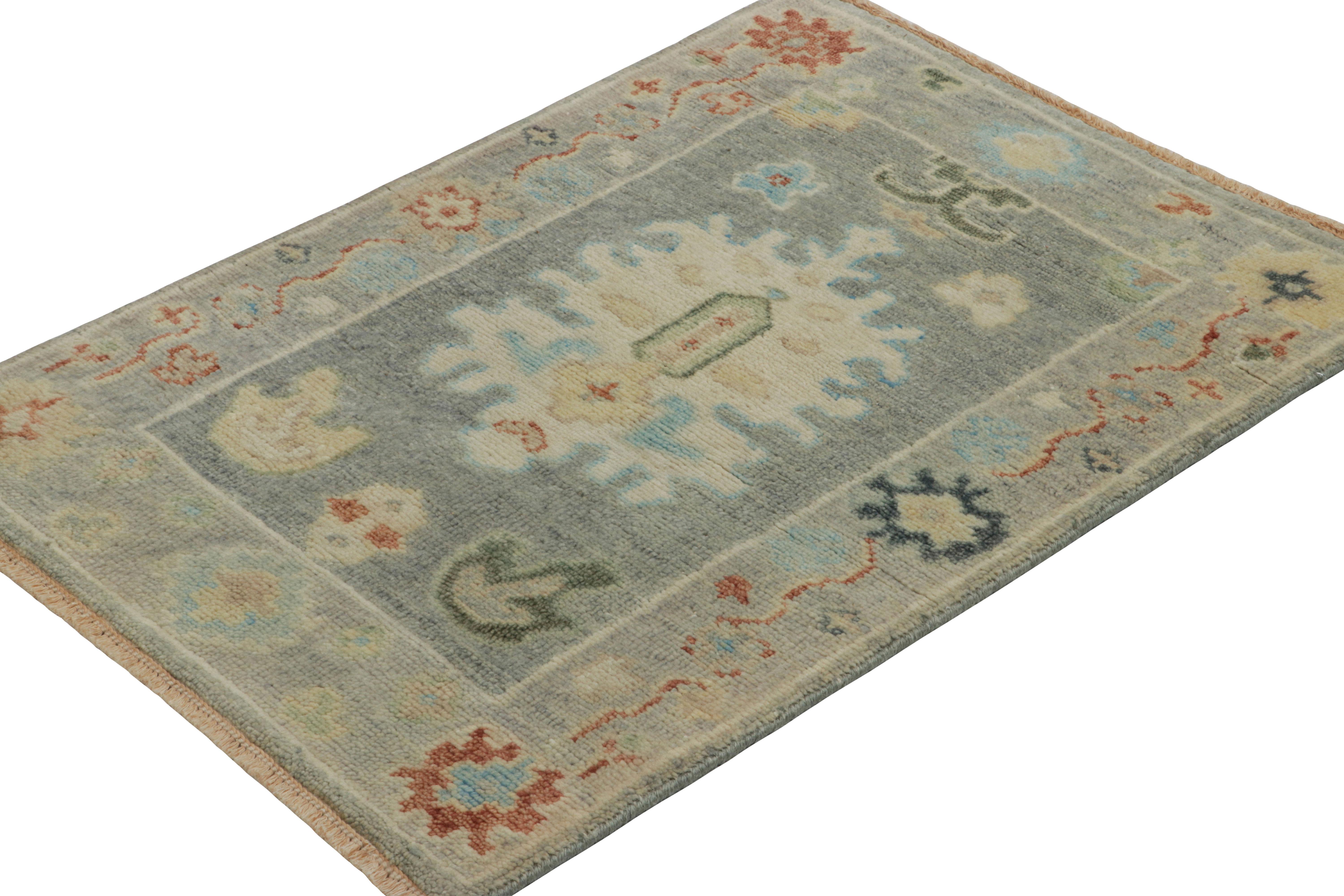 Oushak-Teppich von Rug & Kilim in Blau-Grau mit Medaillon und Blumenmuster im Zustand „Neu“ im Angebot in Long Island City, NY