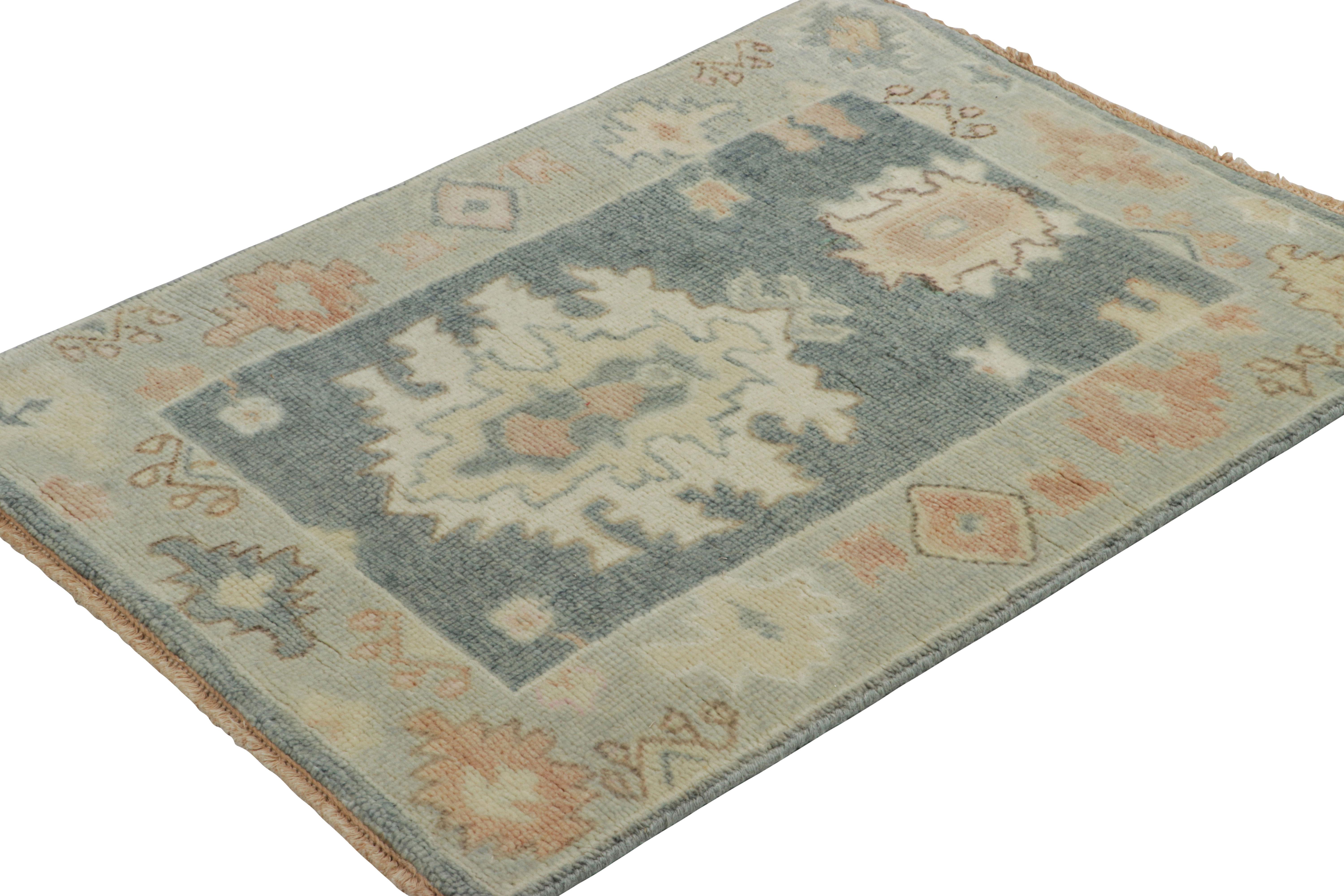 Oushak-Teppich von Rug & Kilim in Blau-Grau mit Medaillon und Blumenmuster im Zustand „Neu“ im Angebot in Long Island City, NY