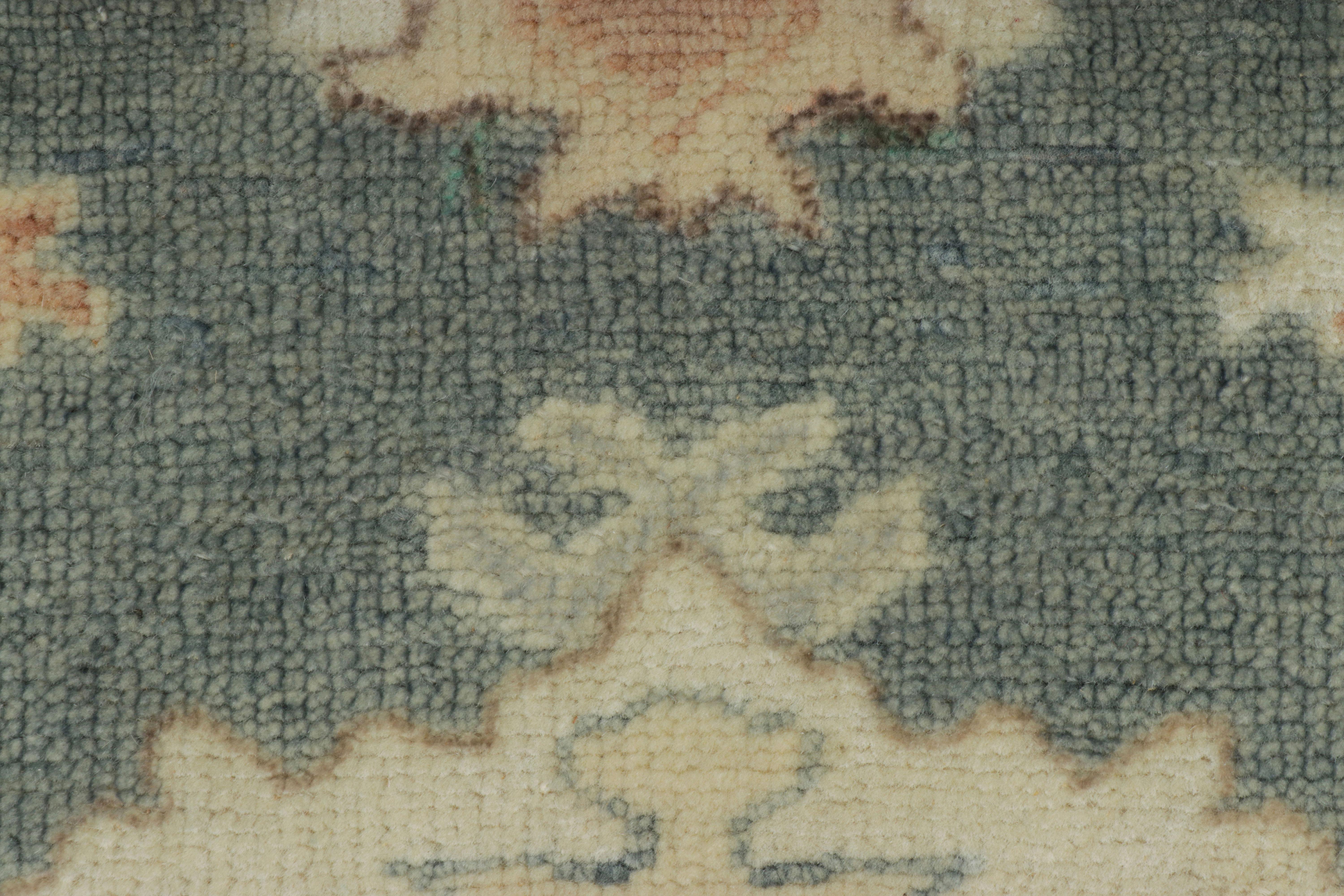 Oushak-Teppich von Rug & Kilim in Blau-Grau mit Medaillon und Blumenmuster (21. Jahrhundert und zeitgenössisch) im Angebot