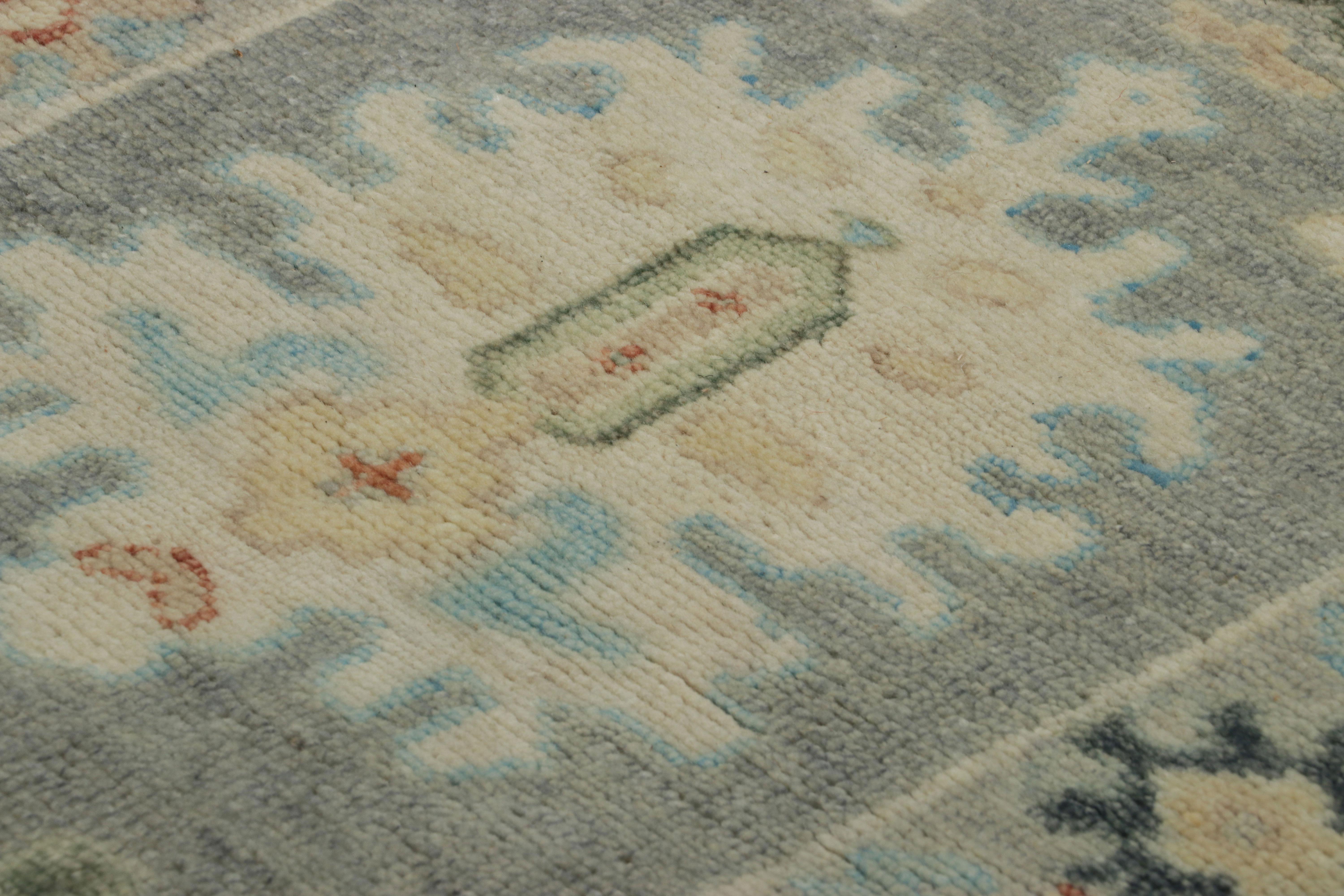 Oushak-Teppich von Rug & Kilim in Blau-Grau mit Medaillon und Blumenmuster (Wolle) im Angebot